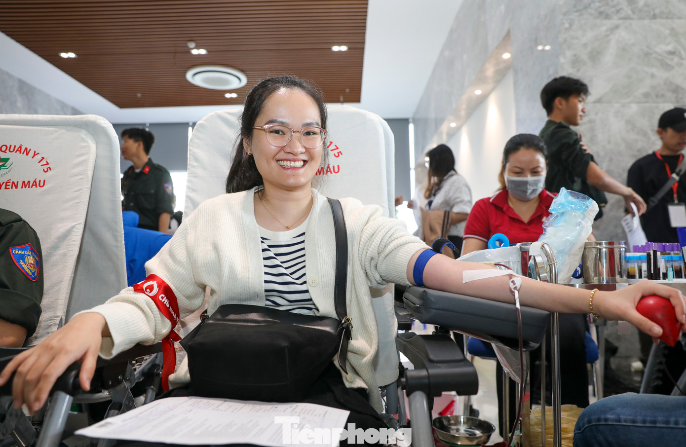 Năm nay, chương trình được phát động tại Trường Đại học Văn Hiến (TPHCM) vào sáng 3/12 với sự phối hợp của Bệnh viện Quân y 175, Trung đoàn Cảnh sát Cơ động Đông Nam TPHCM (thuộc Bộ Công An).