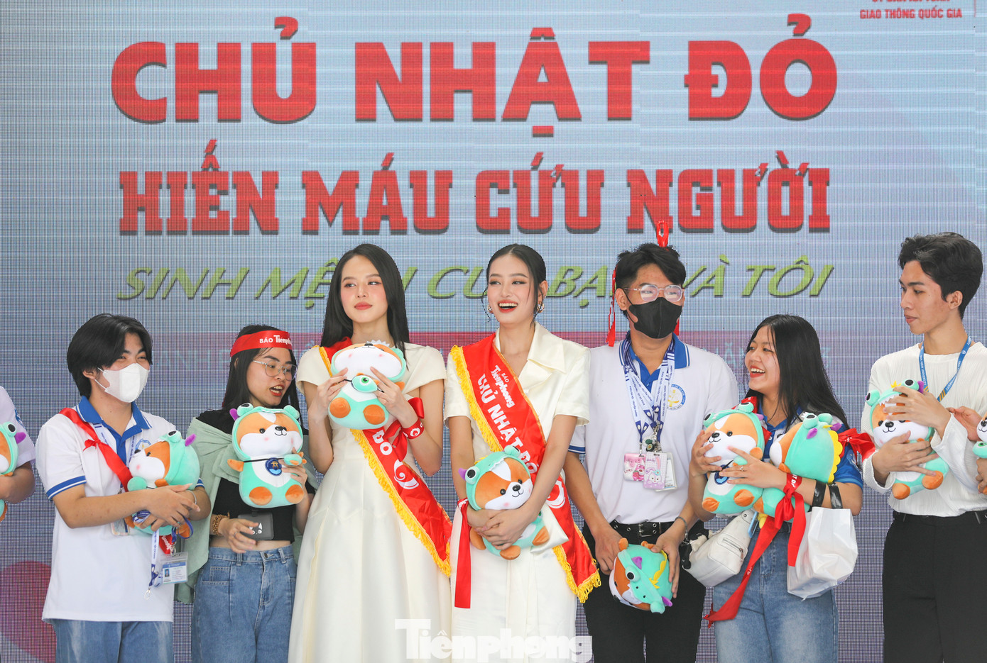 Từng tham gia nhiều chương trình tình nguyện sau khi đăng quang, Thanh Thủy và Khánh Linh cho biết cả hai đã dự nhiều chương trình hiến máu nhân đạo được tổ chức nhiều năm qua nhằm duy trì lượng máu dự trữ để phục vụ việc điều trị bệnh nhân. Tuy nhiên, Chủ nhật Đỏ vẫn là sự kiện có sức lan tỏa mạnh mẽ nhất đối với giới trẻ.