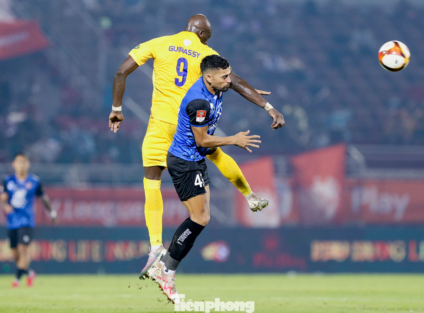 Trong tình huống tranh chấp với tiền đạo Guirassy bên phía Khánh Hoà, trung vệ Da Silva phải chịu tác động rất mạnh vào vùng mặt.