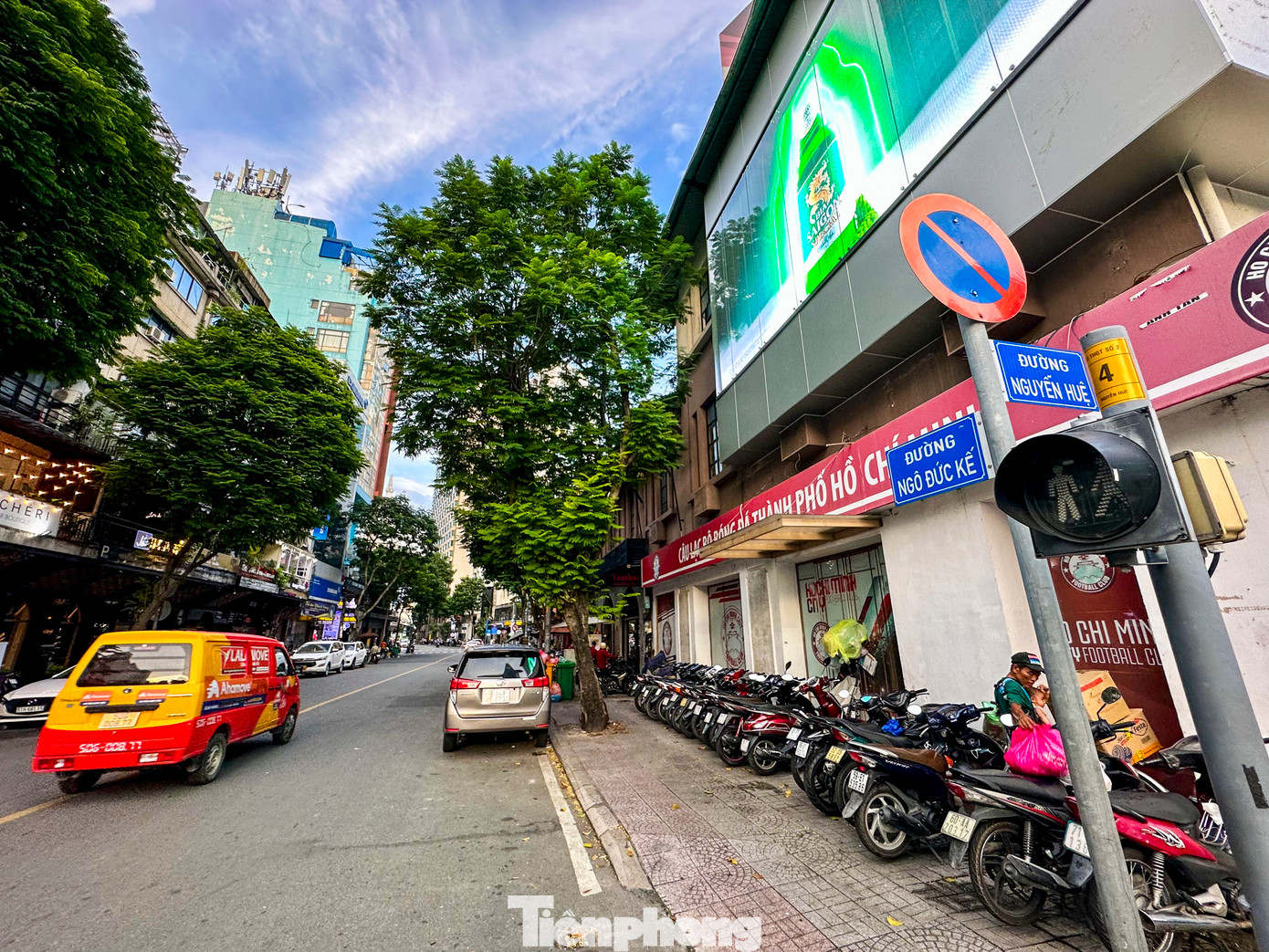 "Đề xuất cho giữ xe máy dưới lòng một số tuyến đường gần phố Nguyễn Huệ rất phù hợp. Hy vọng thành phố sớm triển khai để người dân có chỗ gửi xe", người dân làm việc tại khu vực này chia sẻ.