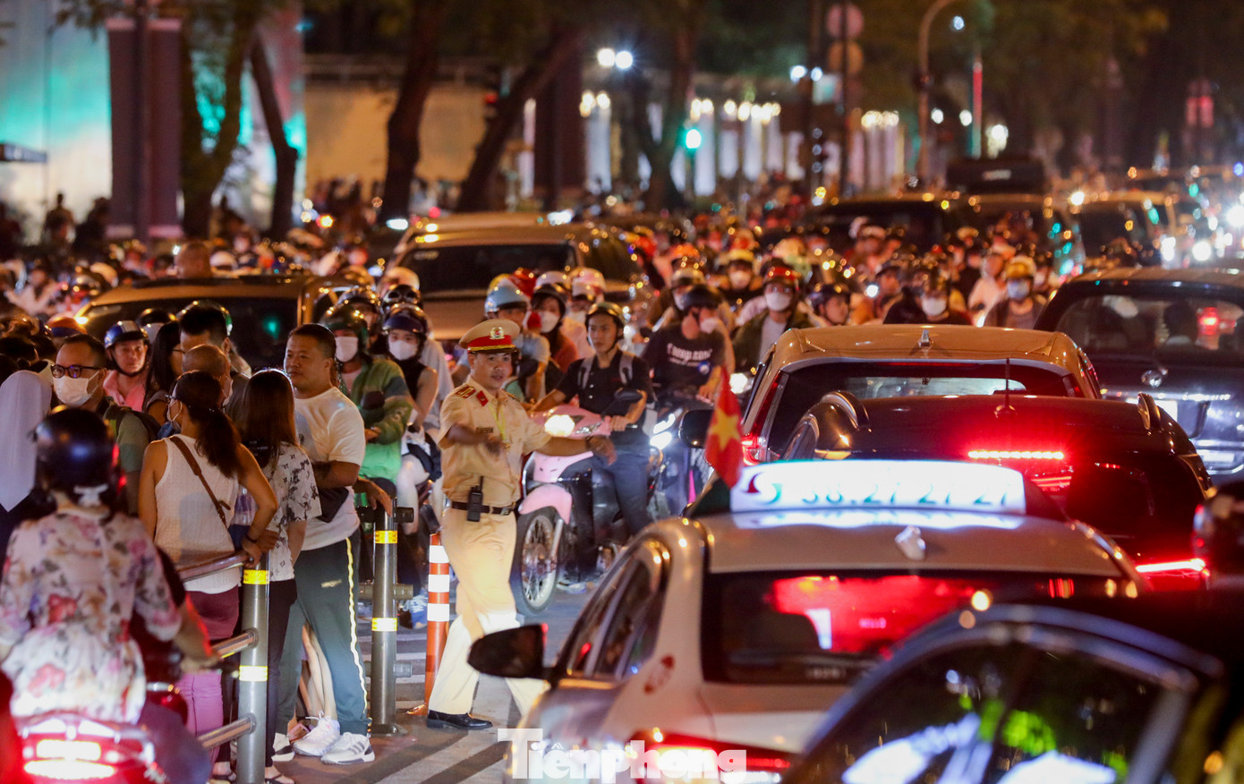 Lực lượng chức năng phải làm việc hết công suất để giải quyết tình trạng kẹt xe.