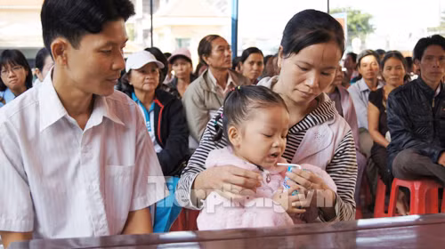 Bé Ngân - nạn nhân của bị cáo Phụng cùng bố mẹ cũng có mặt tại phiên tòa từ sớm. Ảnh: Song Nguyễn Bé Ngân - nạn nhân của bị cáo Phụng cùng bố mẹ cũng có mặt tại phiên tòa từ sớm