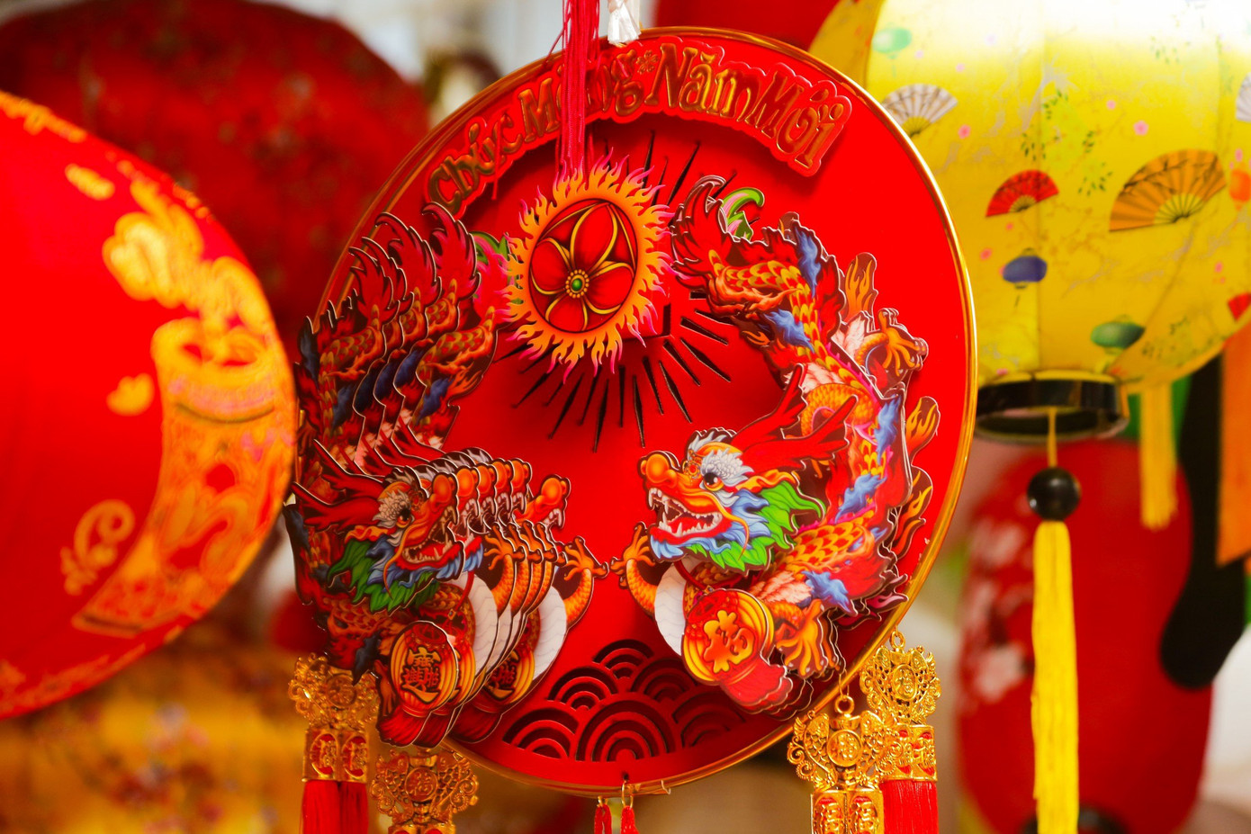 Theo ghi nhận của Tiền Phong, đồ trang trí đón năm mới 2024 đã được được bày biện với nhiều mẫu mã phong phú, đa dạng với những sản phẩm đặc trưng của Tết như câu đối, pháo hoa... Đặc biệt năm nay các sản phẩm linh vật Giáp Thìn với tạo hình rất đẹp mắt thu hút người mua.