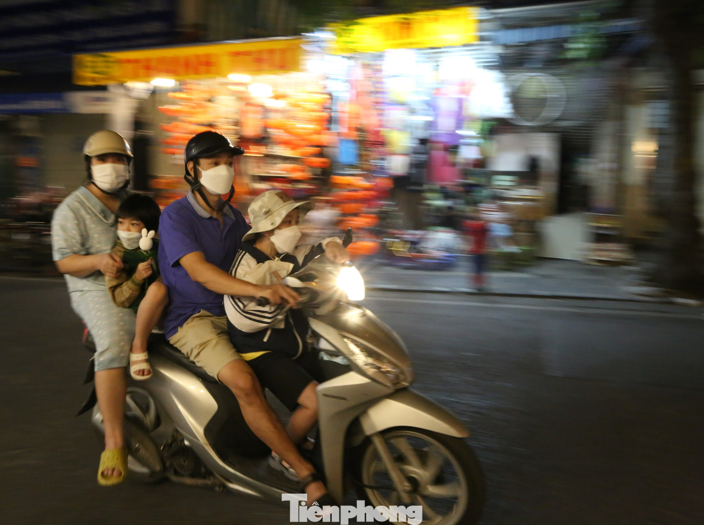 Tranh thủ ngày cuối tuần, nhiều gia đình đã đưa các bạn nhỏ lên phố Hàng Mã mua sắm đồ hóa trang.