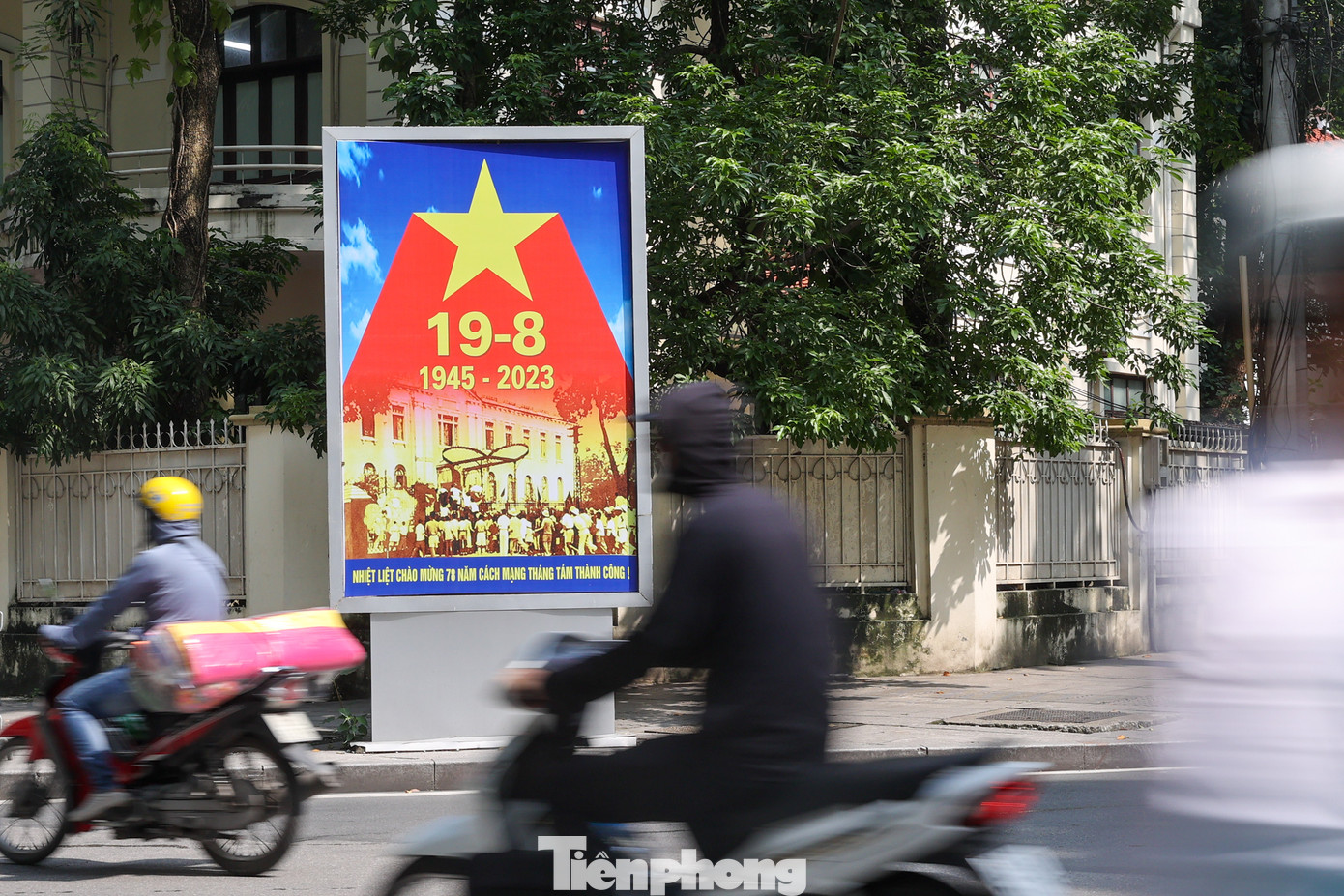 Trên nhiều tuyến phố của Thủ đô như: Hoàng Diệu, Hùng Vương, Đinh Tiên Hoàng, Thanh Niên, Điện Biên Phủ... đều rực rỡ sắc đỏ của màu cờ, băng rôn, khẩu hiệu, tranh cổ động, pano lớn...