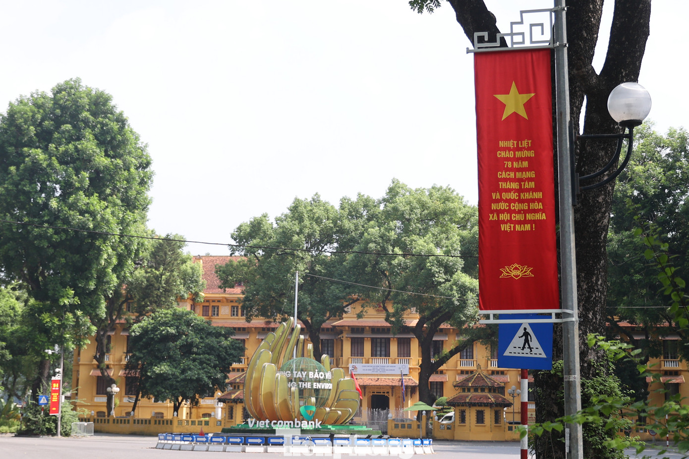 Khu vực Quảng trường Ba Đình, Lăng Chủ tịch Hồ Chí Minh được trang hoàng băng rôn rực rỡ sắc màu tạo không khí phấn khởi chào mừng ngày lễ lớn của dân tộc.