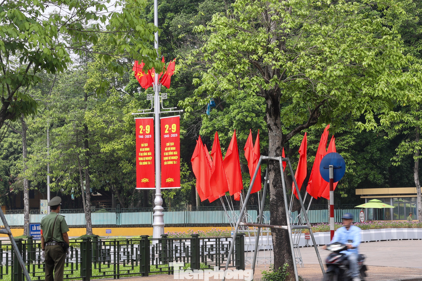 Khu vực Quảng trường Ba Đình, Lăng Chủ tịch Hồ Chí Minh được trang hoàng băng rôn rực rỡ sắc màu tạo không khí phấn khởi chào mừng ngày lễ lớn của dân tộc.