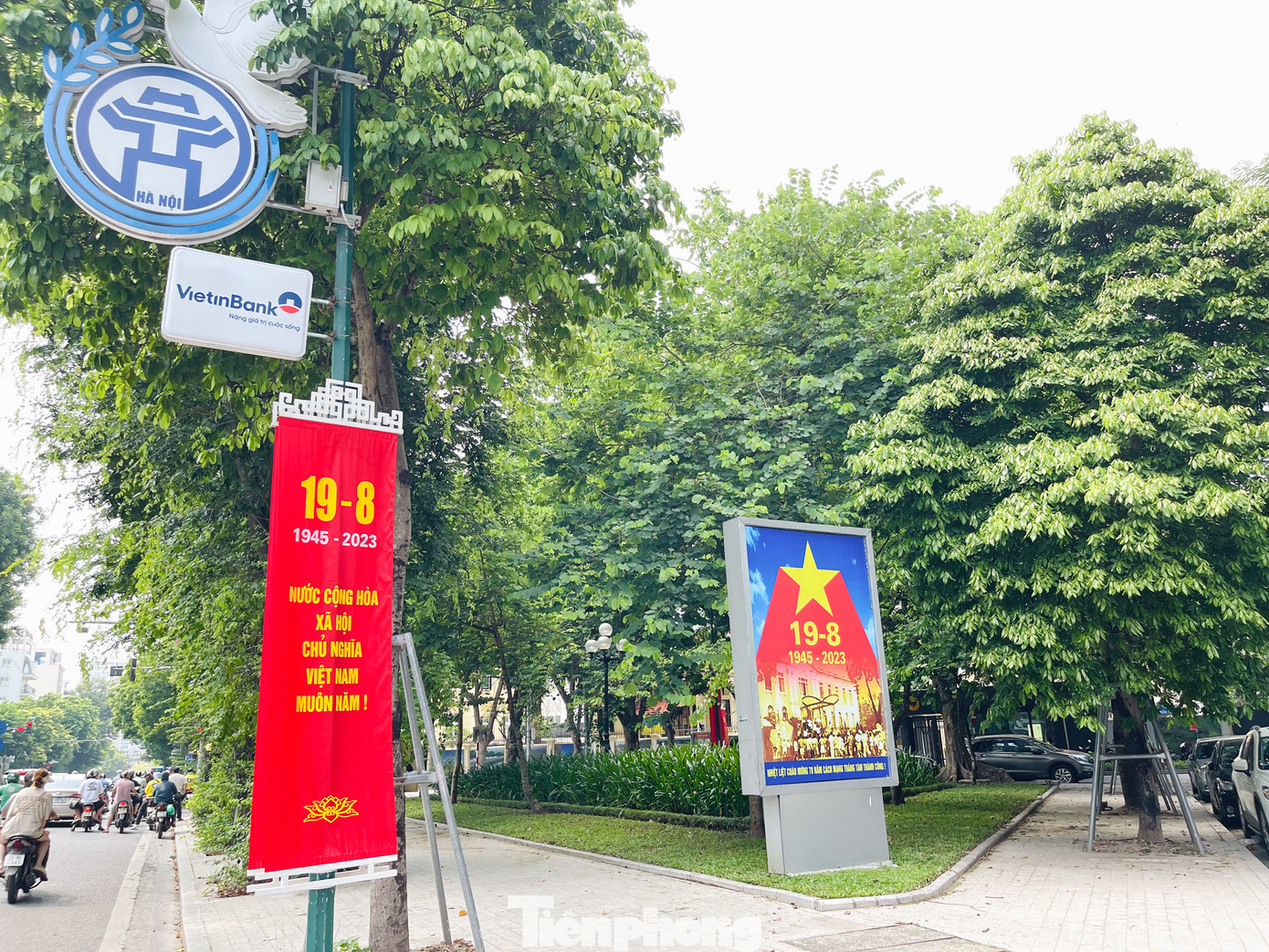 Nhiều tuyến phố của Thủ đô được trang hoàng băng rôn rực rỡ sắc màu kỷ niệm 78 năm Cách mạng tháng Tám (19/8/1945 - 19/8/2023) và chào mừng Quốc khánh (2/9).