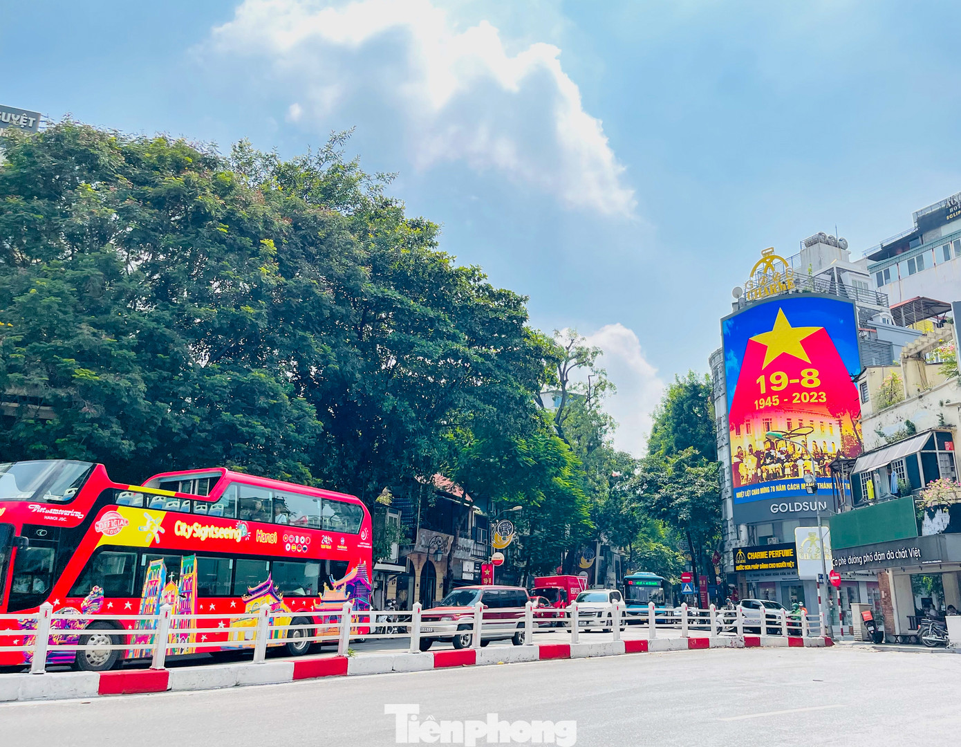 Màn hình led cỡ lớn chiếu pano chào mừng ngày Cách mạng Tháng Tám tại ngã tư Cửa Nam.