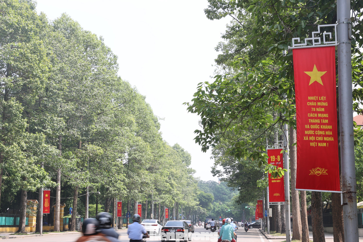 Khu vực Quảng trường Ba Đình, Lăng Chủ tịch Hồ Chí Minh được trang hoàng băng rôn rực rỡ sắc màu tạo không khí phấn khởi chào mừng ngày lễ lớn của dân tộc.