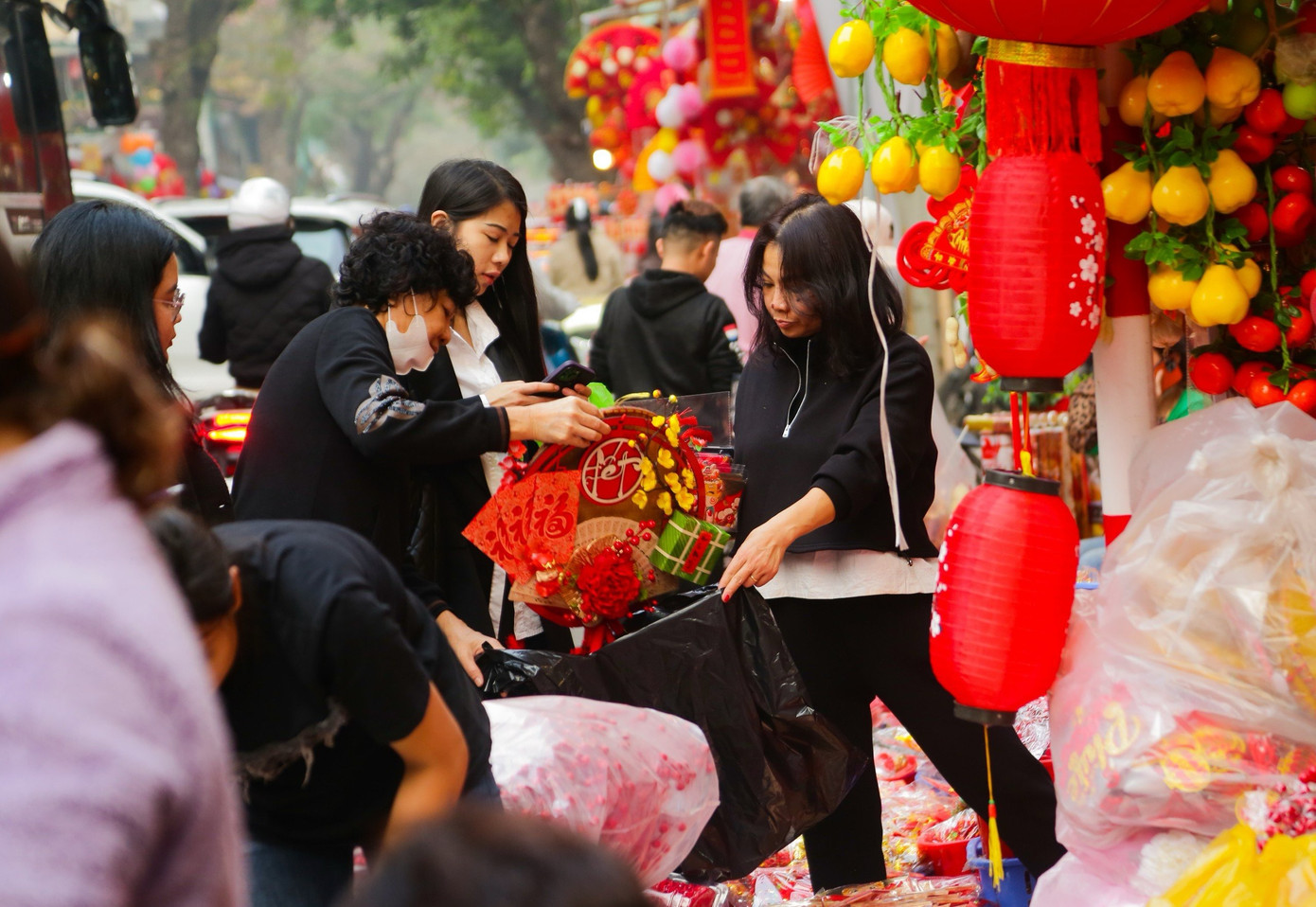 Đây là “thiên đường mua sắm” các đồ trang hoàng nhà cửa, mùa Giáng sinh vừa qua, phố Hàng Mã đã nhanh chóng thay đổi diện mạo, ngập tràn không khí Tết bởi các mặt hàng trang trí.