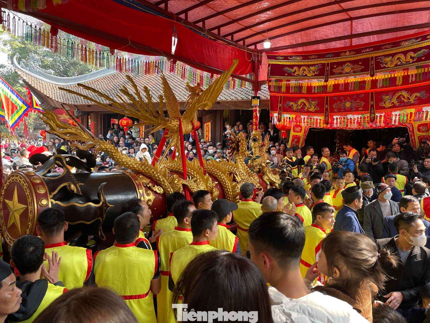 Khoảng 11h, hai quả pháo đã được rước vào đình làng trong sự hò reo cuồng nhiệt của nhiều người dân. Khoảng 11h, hai quả pháo đã được rước vào đình làng trong sự hò reo cuồng nhiệt của nhiều người dân.