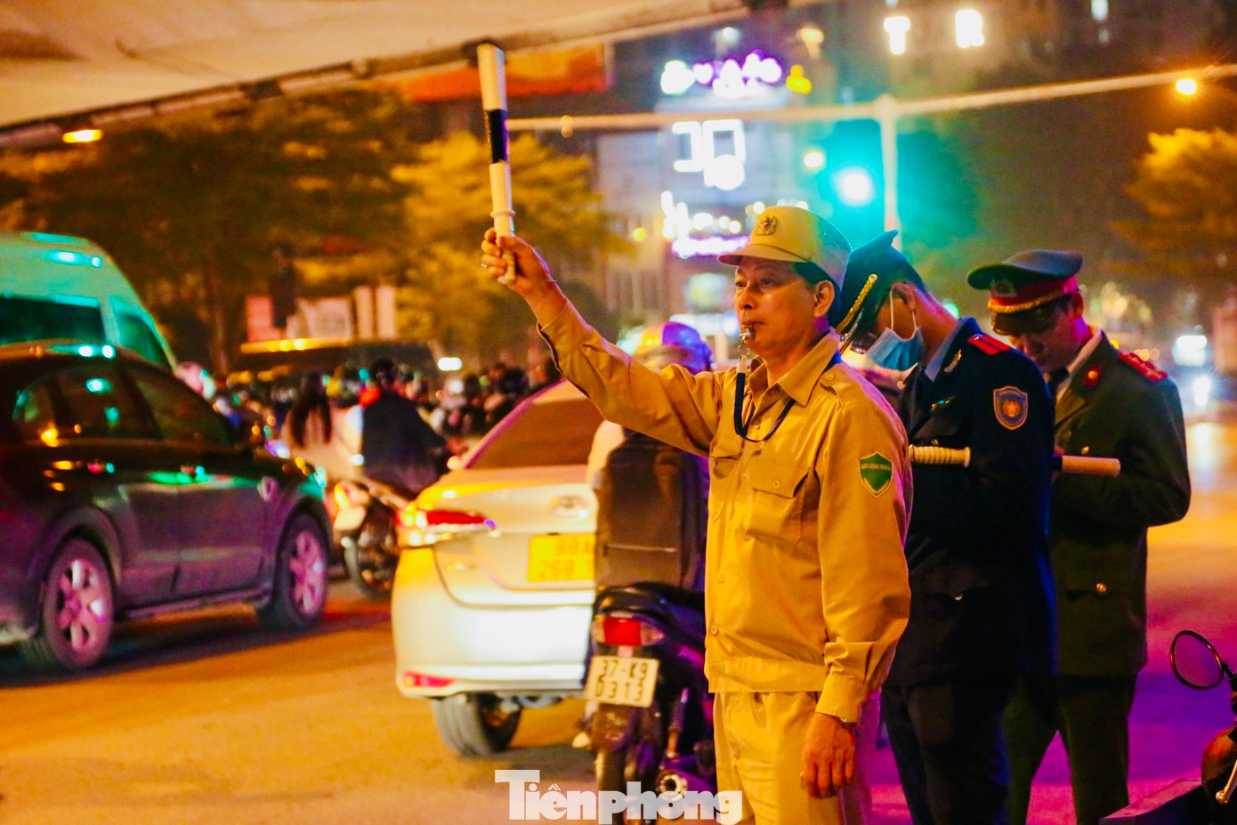 Sau khi di chuyển cây xanh, nhà thầu sẽ thi công kết cấu mặt đường. Trong đó, điều chỉnh thu hẹp dải phân cách dưới chân cầu vượt Ngã Tư Sở, để mở rộng điểm cho các xe quay đầu theo 2 hướng Nguyễn Trãi (trụ P7 - P8) và Tây Sơn (trụ P2 - P3).