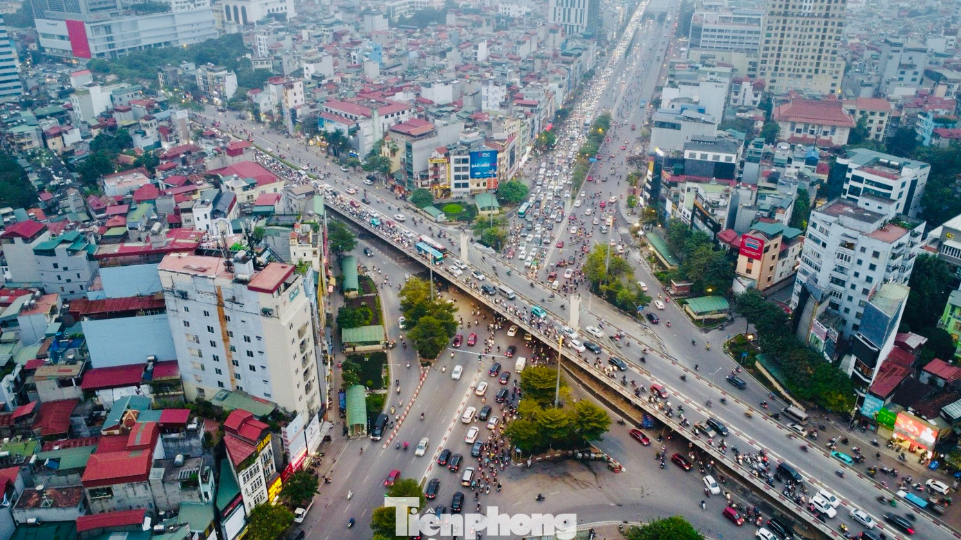 Từ khi tuyến vành đai 2 (Vĩnh Tuy - Ngã Tư Sở) đi vào hoạt động giúp phương tiện lưu thông dễ dàng hơn, tuy nhiên, lượng lớn xe lại dồn về nút thắt Ngã Tư Sở và đường Láng, tiếp tục gây quá tải và ùn tắc cục bộ.