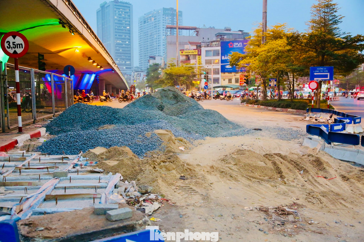 Đồng thời, di chuyển các cây xanh trên đảo dẫn hướng trong khu vực nút giao và một phần đảo cây xanh tại hướng rẽ Nguyễn Trãi ra đường Trường Chinh, đường Trường Chinh ra phía Tây Sơn.