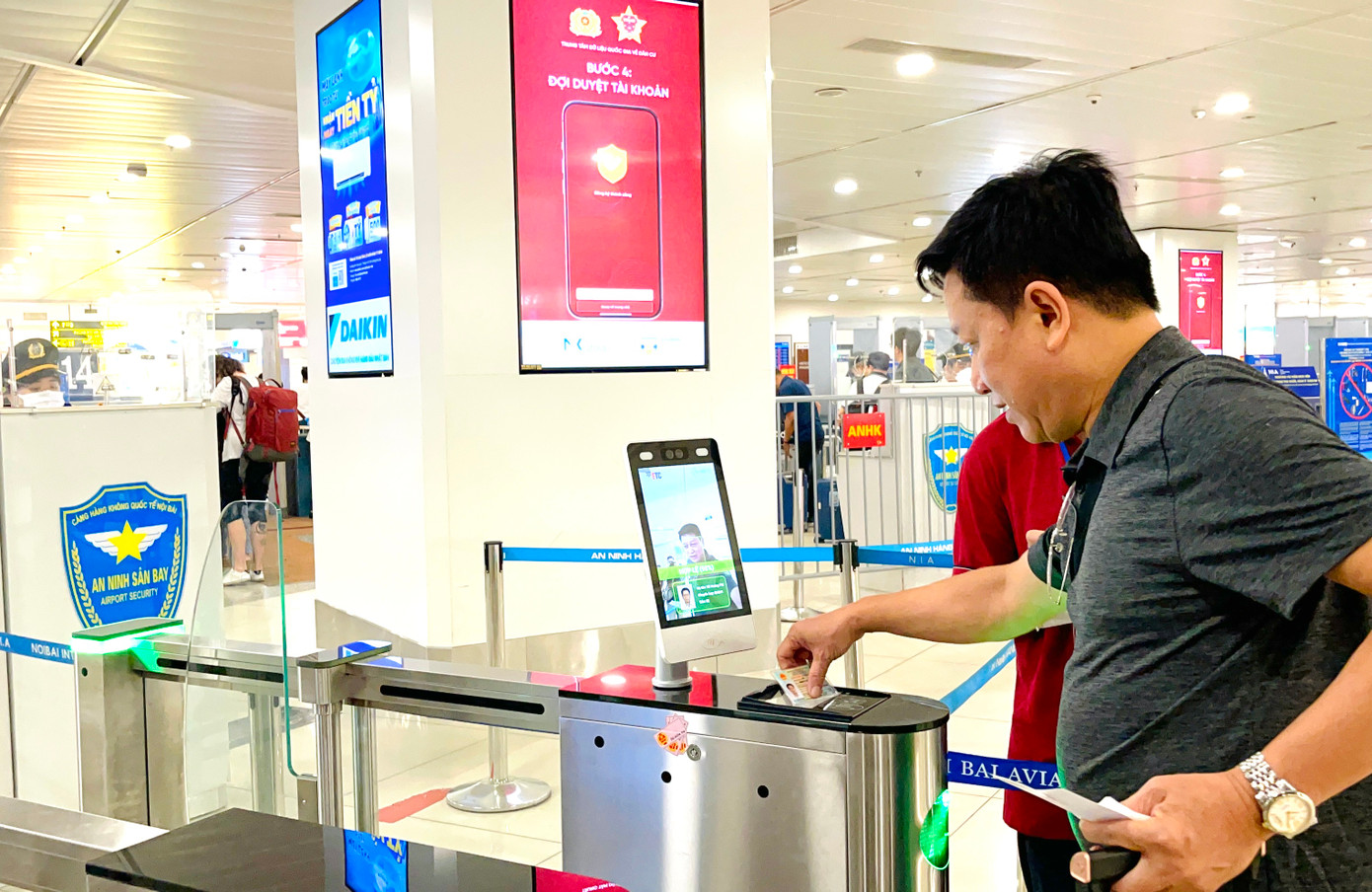 Việc ứng dụng CCCD gắn chíp và giải pháp xác thực hành khách giúp việc làm thủ tục bay nội địa tại sân bay Nội Bài nhanh hơn, tránh ùn tắc cho khách hàng.