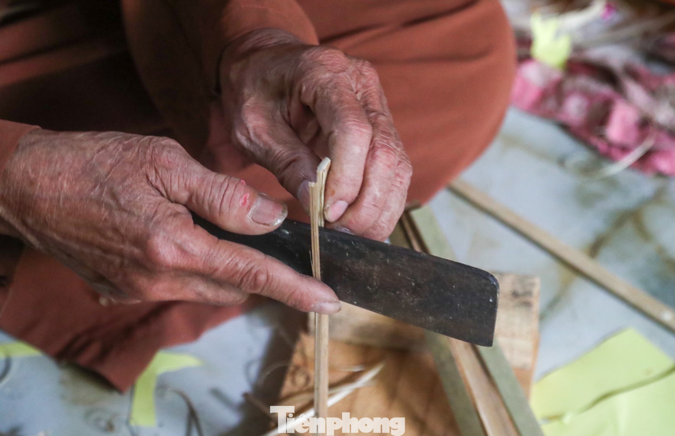 Nghệ nhân Ưu tú Nguyễn Văn Quyền (84 tuổi) với hơn 70 năm "tuổi nghề" làm những chiếc đèn kéo quân vẫn miệt mài ngày đêm ngồi vót nan tre để thổi hồn cho món đồ chơi dân gian truyền thống. Nghệ nhân Ưu tú Nguyễn Văn Quyền (84 tuổi) với hơn 70 năm "tuổi nghề" làm những chiếc đèn kéo quân vẫn miệt mài ngày đêm ngồi vót nan tre để thổi hồn cho món đồ chơi dân gian truyền thống.