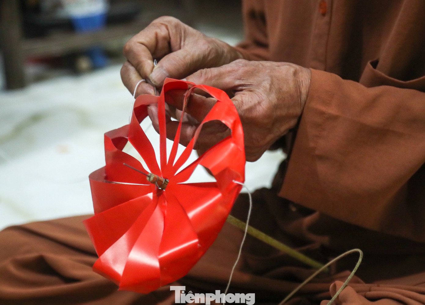 Ở tuổi 84 nhưng nghệ nhân Nguyễn Văn Quyền vẫn còn nhanh nhẹn, minh mẫn, bàn tay thoăn thoắt. Ông Quyền vừa làm vừa kể: "Hồi nhỏ, cứ đến dịp Tết Trung thu, các cụ trong nhà lại làm đèn cho con cháu chơi, lũ trẻ cùng nhau đi kiếm tre và vài tờ giấy để học làm đèn kéo quân, vậy là biết làm và thành nghề". Ở tuổi 84 nhưng nghệ nhân Nguyễn Văn Quyền vẫn còn nhanh nhẹn, minh mẫn, bàn tay thoăn thoắt. Ông Quyền vừa làm vừa kể: "Hồi nhỏ, cứ đến dịp Tết Trung thu, các cụ trong nhà lại làm đèn cho con cháu chơi, lũ trẻ cùng nhau đi kiếm tre và vài tờ giấy để học làm đèn kéo quân, vậy là biết làm và thành nghề".
