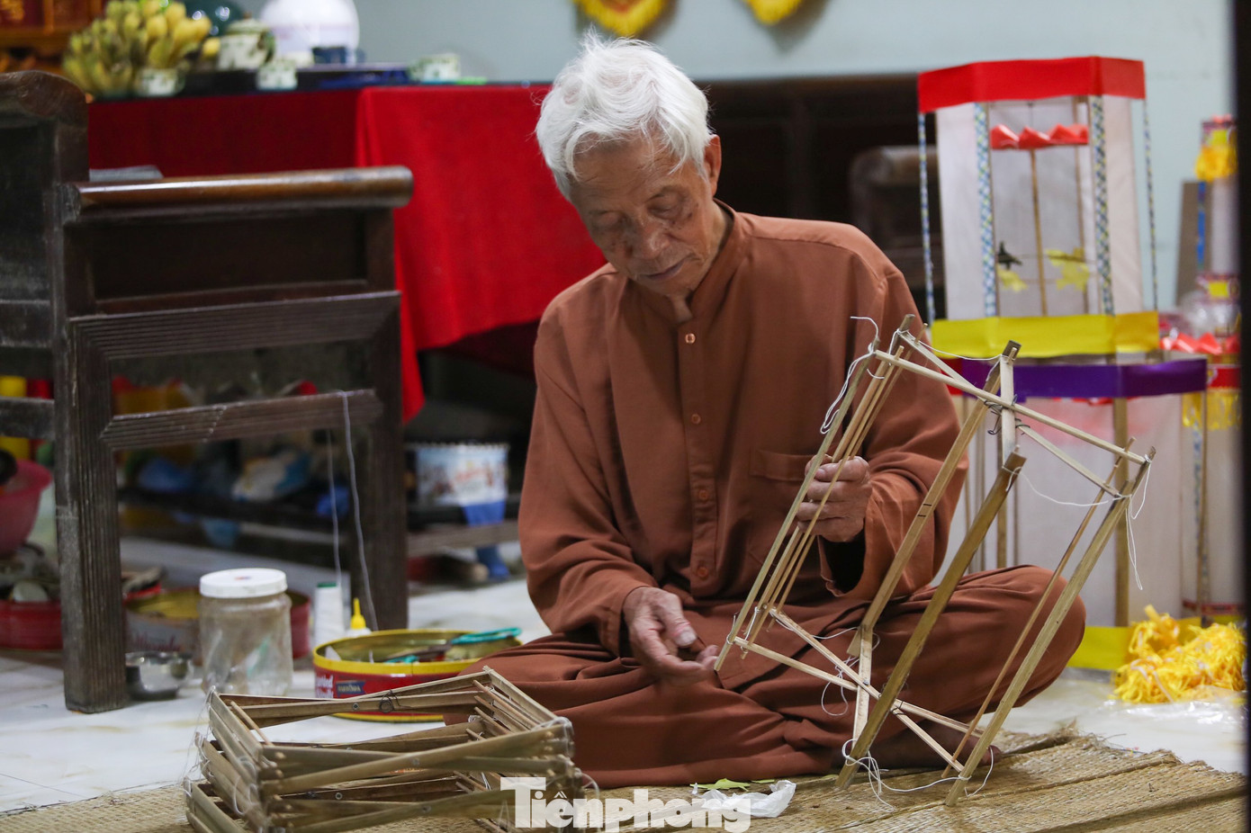 Nghệ nhân Ưu tú Nguyễn Văn Quyền (84 tuổi) với hơn 70 năm "tuổi nghề" làm những chiếc đèn kéo quân vẫn miệt mài ngày đêm ngồi vót nan tre để thổi hồn cho món đồ chơi dân gian truyền thống. Nghệ nhân Ưu tú Nguyễn Văn Quyền (84 tuổi) với hơn 70 năm "tuổi nghề" làm những chiếc đèn kéo quân vẫn miệt mài ngày đêm ngồi vót nan tre để thổi hồn cho món đồ chơi dân gian truyền thống.