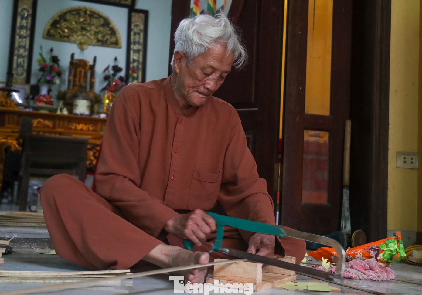 Nghệ nhân Ưu tú Nguyễn Văn Quyền (84 tuổi) với hơn 70 năm "tuổi nghề" làm những chiếc đèn kéo quân vẫn miệt mài ngày đêm ngồi vót nan tre để thổi hồn cho món đồ chơi dân gian truyền thống. Nghệ nhân Ưu tú Nguyễn Văn Quyền (84 tuổi) với hơn 70 năm "tuổi nghề" làm những chiếc đèn kéo quân vẫn miệt mài ngày đêm ngồi vót nan tre để thổi hồn cho món đồ chơi dân gian truyền thống.