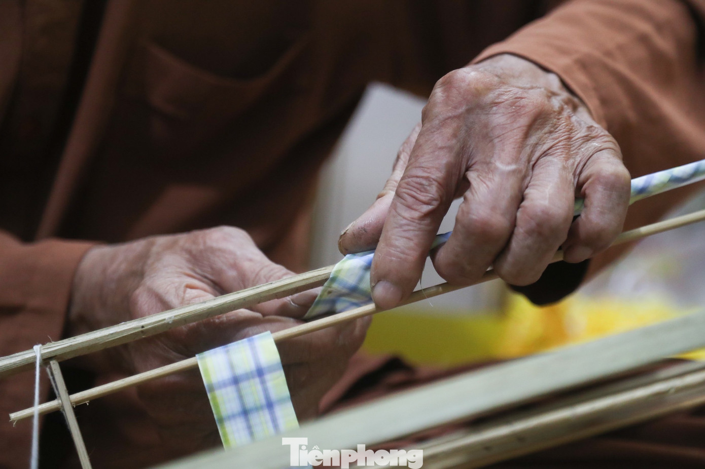 Nghệ nhân Ưu tú Nguyễn Văn Quyền (84 tuổi) với hơn 70 năm "tuổi nghề" làm những chiếc đèn kéo quân vẫn miệt mài ngày đêm ngồi vót nan tre để thổi hồn cho món đồ chơi dân gian truyền thống. Nghệ nhân Ưu tú Nguyễn Văn Quyền (84 tuổi) với hơn 70 năm "tuổi nghề" làm những chiếc đèn kéo quân vẫn miệt mài ngày đêm ngồi vót nan tre để thổi hồn cho món đồ chơi dân gian truyền thống.