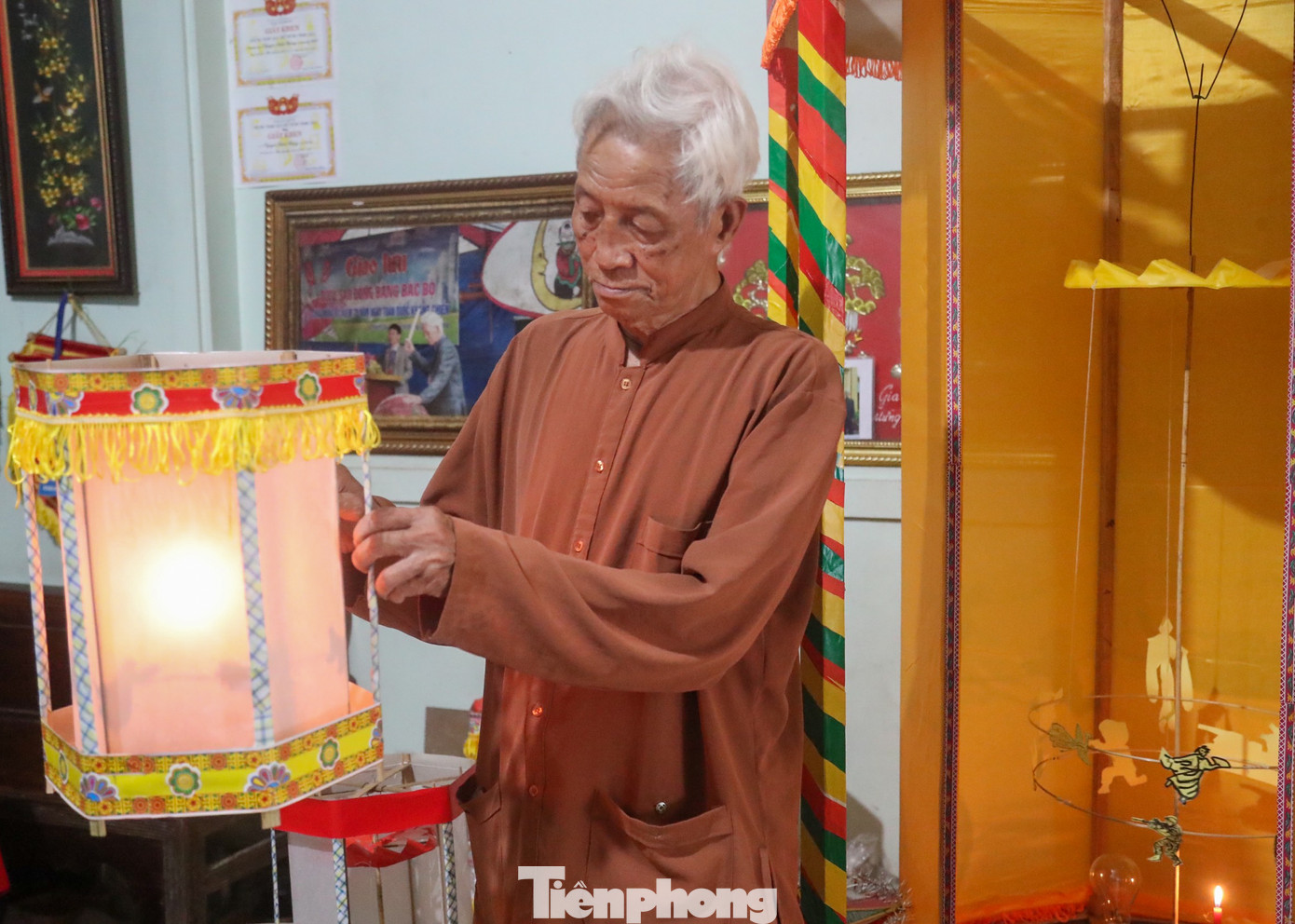 Đầu tiên là phải chọn những cây tre già, vót cẩn thận, sau đó dựng khung, làm tán, bên trong chính giữa chiếc đèn có chiếc trục thẳng đứng, trên trục là chiếc chong chóng bằng giấy, một vòng tròn ở giữa đèn, trên vòng tròn dán hình các con vật bằng giấy, bên dưới có chỗ để cắm nến. Bên ngoài chiếc đèn dán thêm những họa tiết trang trí nhỏ để chiếc đèn thêm sinh động, bắt mắt hơn. Khi đốt nến (hoặc đèn) bên trong, lửa sẽ làm nóng không khí bên trong khiến không khí giãn nở và tăng thể tích, đồng thời khối lượng riêng của khí giảm. Khí nóng nhẹ bay lên đẩy chóng chóng bên trên quay và các con vật dán trên vòng tròn cũng quay theo. Đầu tiên là phải chọn những cây tre già, vót cẩn thận, sau đó dựng khung, làm tán, bên trong chính giữa chiếc đèn có chiếc trục thẳng đứng, trên trục là chiếc chong chóng bằng giấy, một vòng tròn ở giữa đèn, trên vòng tròn dán hình các con vật bằng giấy, bên dưới có chỗ để cắm nến. Bên ngoài chiếc đèn dán thêm những họa tiết trang trí nhỏ để chiếc đèn thêm sinh động, bắt mắt hơn. Khi đốt nến (hoặc đèn) bên trong, lửa sẽ làm nóng không khí bên trong khiến không khí giãn nở và tăng thể tích, đồng thời khối lượng riêng của khí giảm. Khí nóng nhẹ bay lên đẩy chóng chóng bên trên quay và các con vật dán trên vòng tròn cũng quay theo.