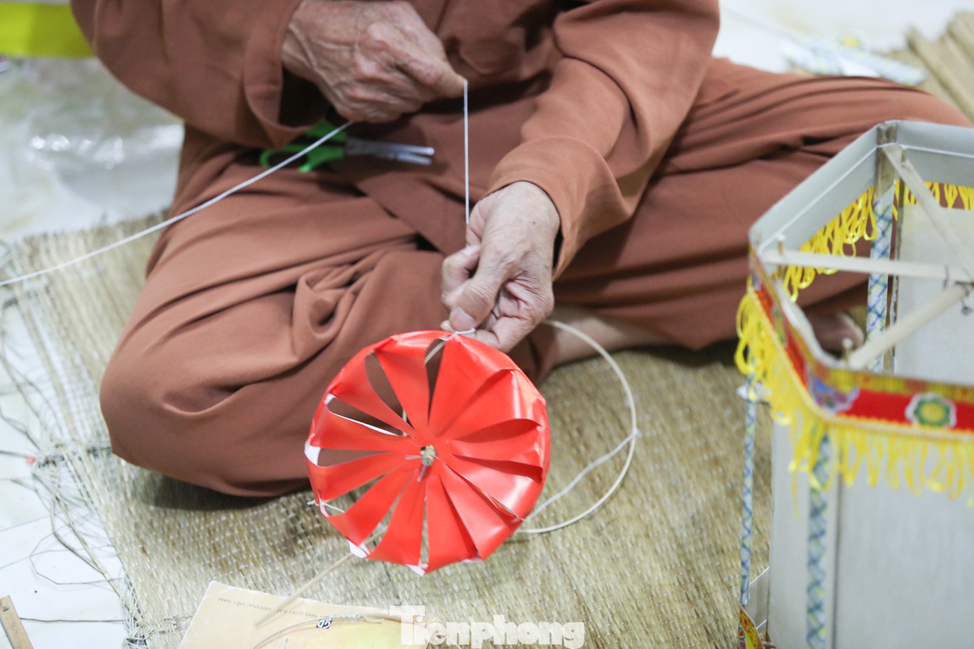 Ở tuổi 84 nhưng nghệ nhân Nguyễn Văn Quyền vẫn còn nhanh nhẹn, minh mẫn, bàn tay thoăn thoắt. Ông Quyền vừa làm vừa kể: "Hồi nhỏ, cứ đến dịp Tết Trung thu, các cụ trong nhà lại làm đèn cho con cháu chơi, lũ trẻ cùng nhau đi kiếm tre và vài tờ giấy để học làm đèn kéo quân, vậy là biết làm và thành nghề". Ở tuổi 84 nhưng nghệ nhân Nguyễn Văn Quyền vẫn còn nhanh nhẹn, minh mẫn, bàn tay thoăn thoắt. Ông Quyền vừa làm vừa kể: "Hồi nhỏ, cứ đến dịp Tết Trung thu, các cụ trong nhà lại làm đèn cho con cháu chơi, lũ trẻ cùng nhau đi kiếm tre và vài tờ giấy để học làm đèn kéo quân, vậy là biết làm và thành nghề".