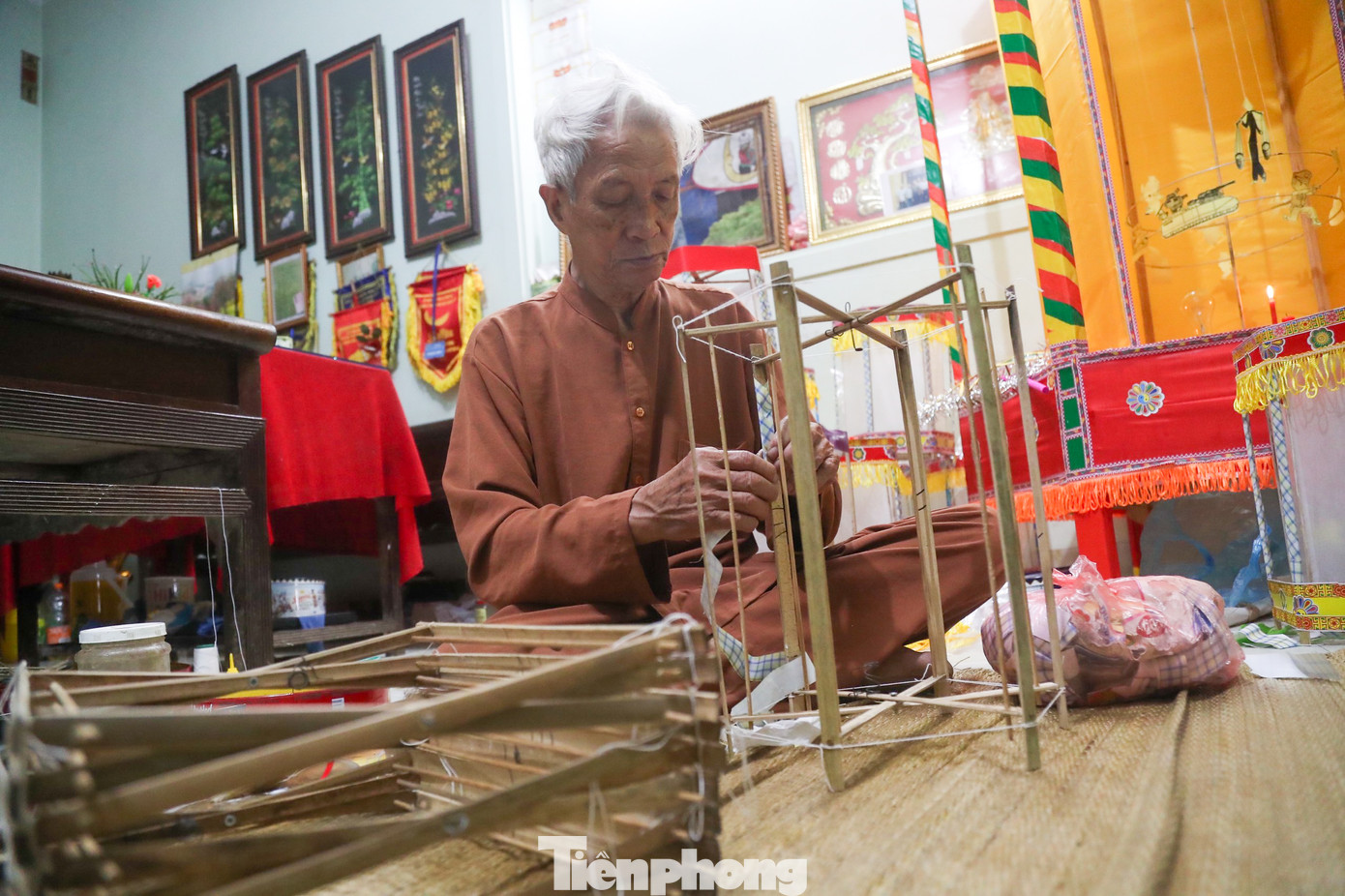Làng Đàn Viên (xã Cao Viên, huyện Thanh Oai, Hà Nội) là ngôi làng có truyền thống lâu đời làm đồ chơi Trung thu, đặc biệt là những chiếc đèn kéo quân. Làng Đàn Viên (xã Cao Viên, huyện Thanh Oai, Hà Nội) là ngôi làng có truyền thống lâu đời làm đồ chơi Trung thu, đặc biệt là những chiếc đèn kéo quân.