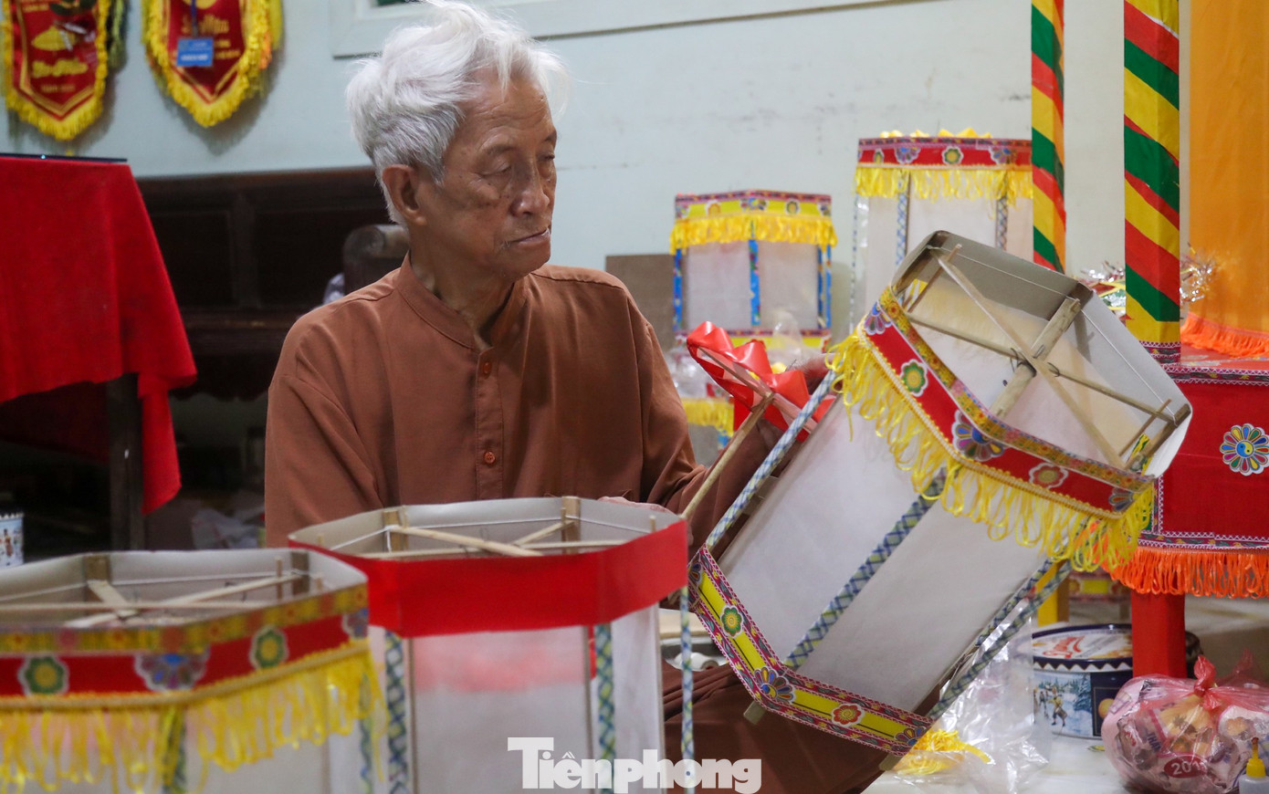 Để làm được ra những chiếc đèn kéo quân, tất cả công đoạn đều yêu cầu sự khéo léo, tỉ mỉ, nhẫn nại đòi hỏi người nghệ nhân phải có tình yêu nghề thực sự, ông Quyền chia sẻ. Để làm được ra những chiếc đèn kéo quân, tất cả công đoạn đều yêu cầu sự khéo léo, tỉ mỉ, nhẫn nại đòi hỏi người nghệ nhân phải có tình yêu nghề thực sự, ông Quyền chia sẻ.