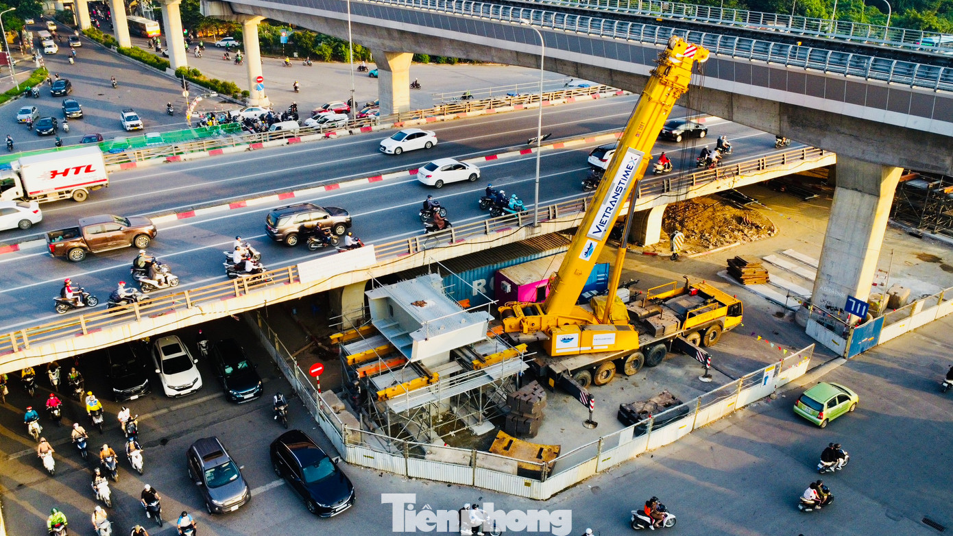 Hiện tại, công tác lao lắp dầm cầu đang được tập trung đẩy nhanh tiến độ và đã lao được 8/18 nhịp.