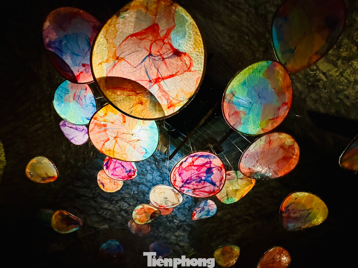 Những chiếc chum được đặt ở từng khoang, góp vai trò quan trọng trong việc tạo ra hệ âm thanh sống động. Du khách sẽ được trải nghiệm âm thanh của những tiếng nước tự nhiên từ thuở sơ khai gồm nước sông, nước trong khe, nước suối, nước mưa, nước ngầm, và nước biển khi tham quan triển lãm.