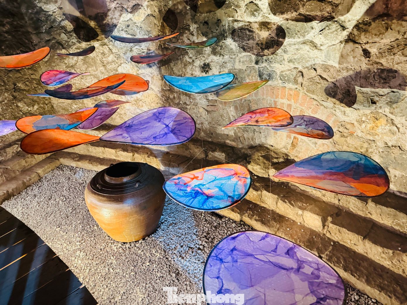 Không gian bên trong tháp nước Hàng Đậu được trang trí ấn tượng, bắt mắt.