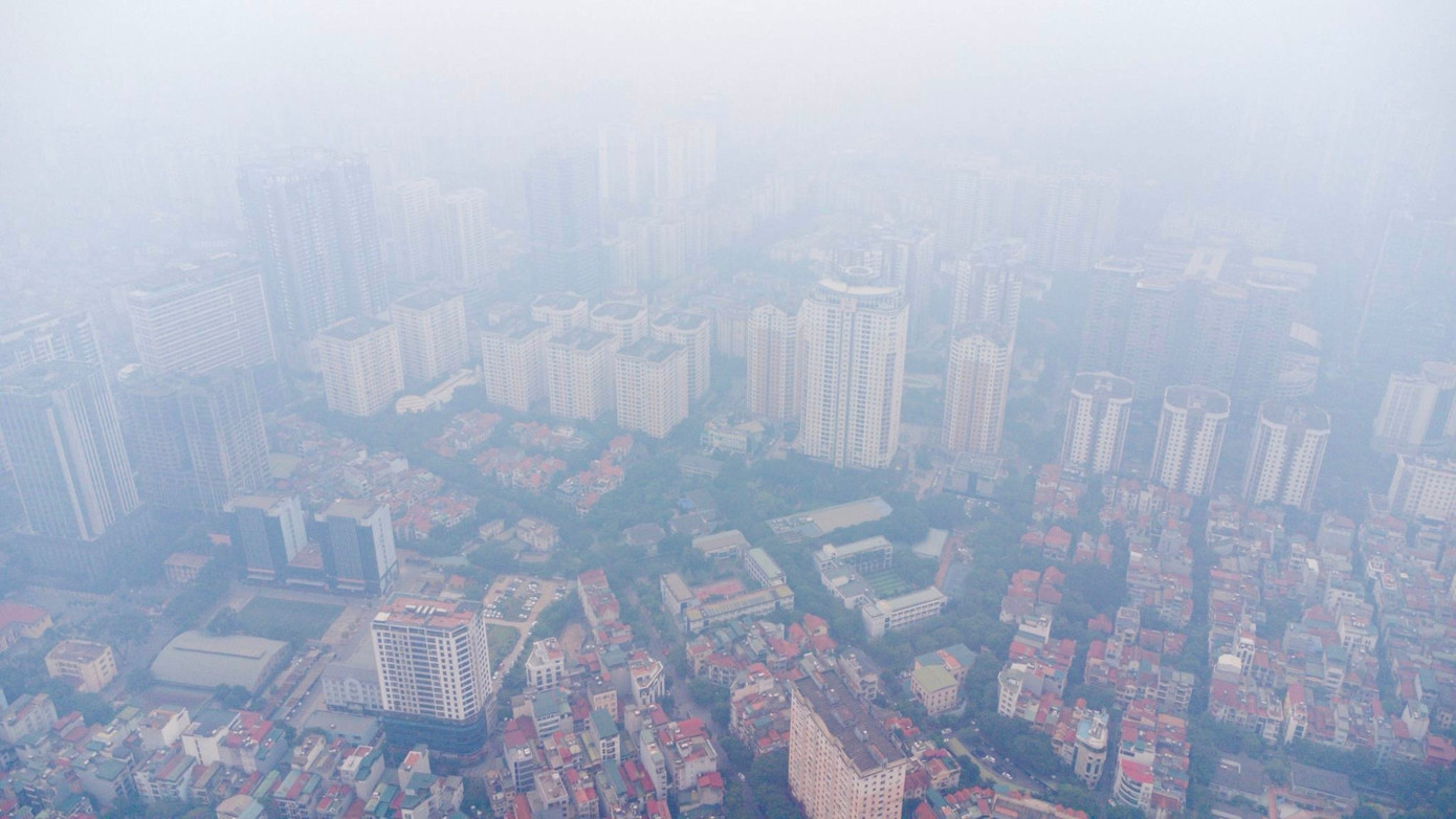 Sương mù kèm bụi mịn khiến bầu trời Hà Nội mù mịt, tầm nhìn bị hạn chế. Sương mù kèm bụi mịn khiến bầu trời Hà Nội mù mịt, tầm nhìn bị hạn chế.