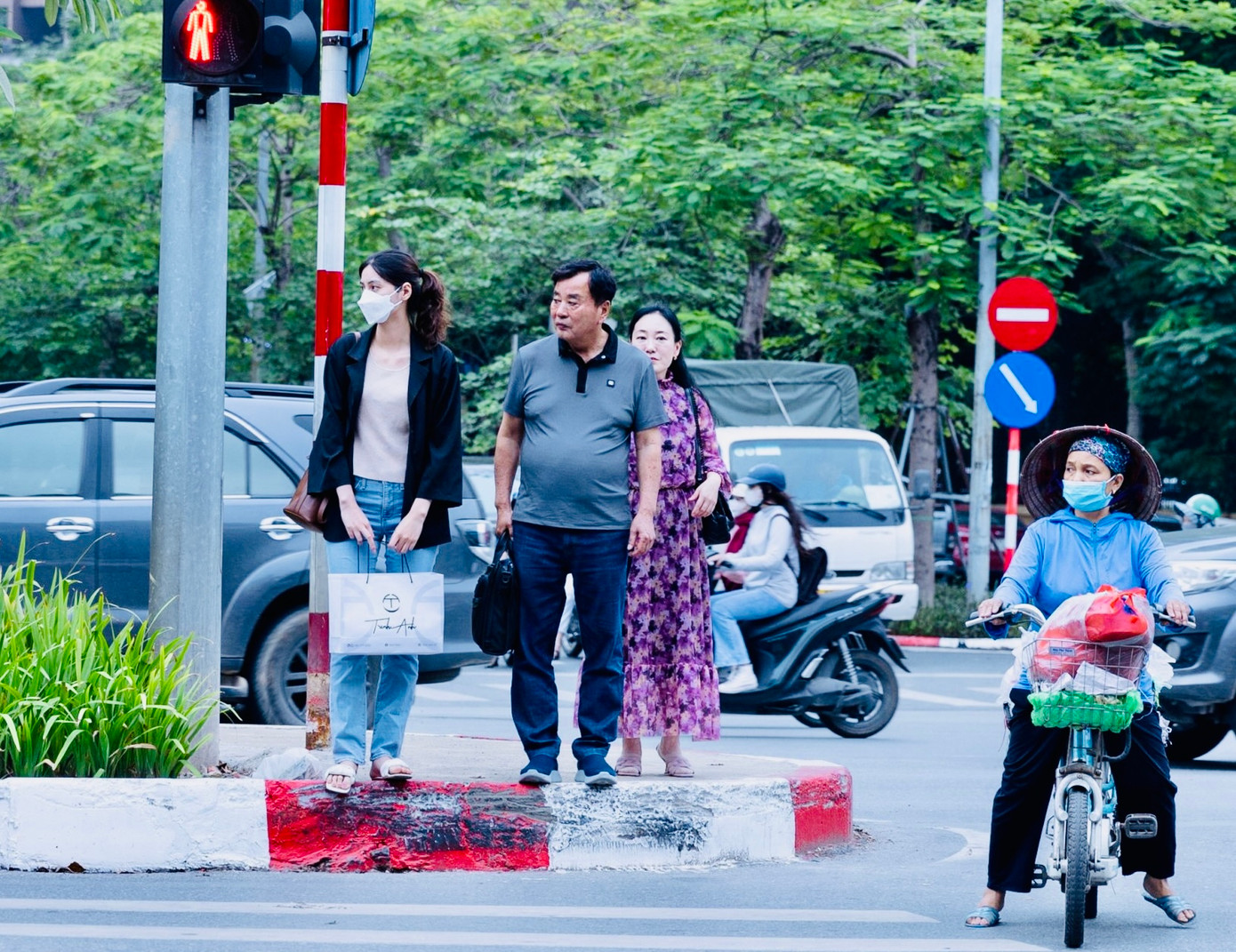 Trong ngày có lúc nhiệt độ lên đến 25 độ C, rất phù hợp cho việc đi bộ và tập thể dục.