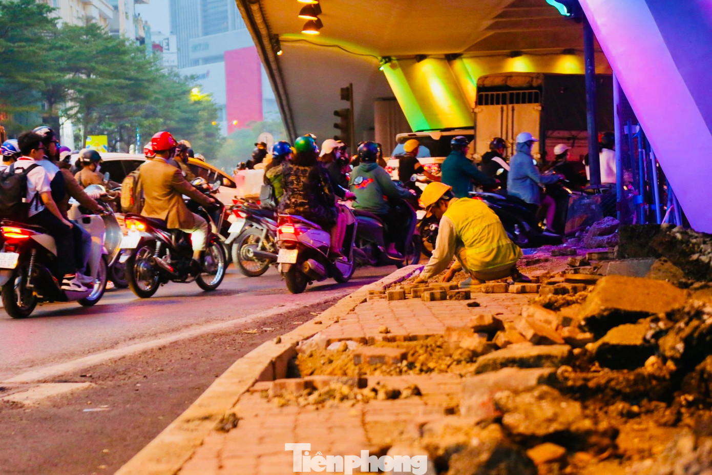 Sau khi di chuyển cây xanh, nhà thầu sẽ thi công kết cấu mặt đường. Trong đó, điều chỉnh thu hẹp dải phân cách dưới chân cầu vượt Ngã Tư Sở, để mở rộng điểm cho các xe quay đầu theo 2 hướng Nguyễn Trãi (trụ P7 - P8) và Tây Sơn (trụ P2 - P3).