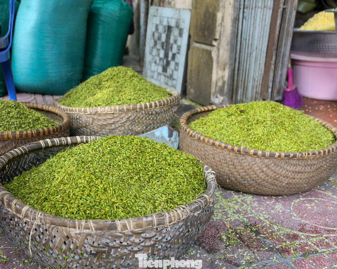 Cứ vào khoảng cuối tháng 9 đến trung tuần tháng 10 hàng năm, những người dân ở làng Mễ Trì, quận Nam Từ Liêm, Hà Nội lại tất bật từ sáng sớm đến tận khuya để kịp làm những mẻ cốm thơm dẻo cho khách hàng gần xa.