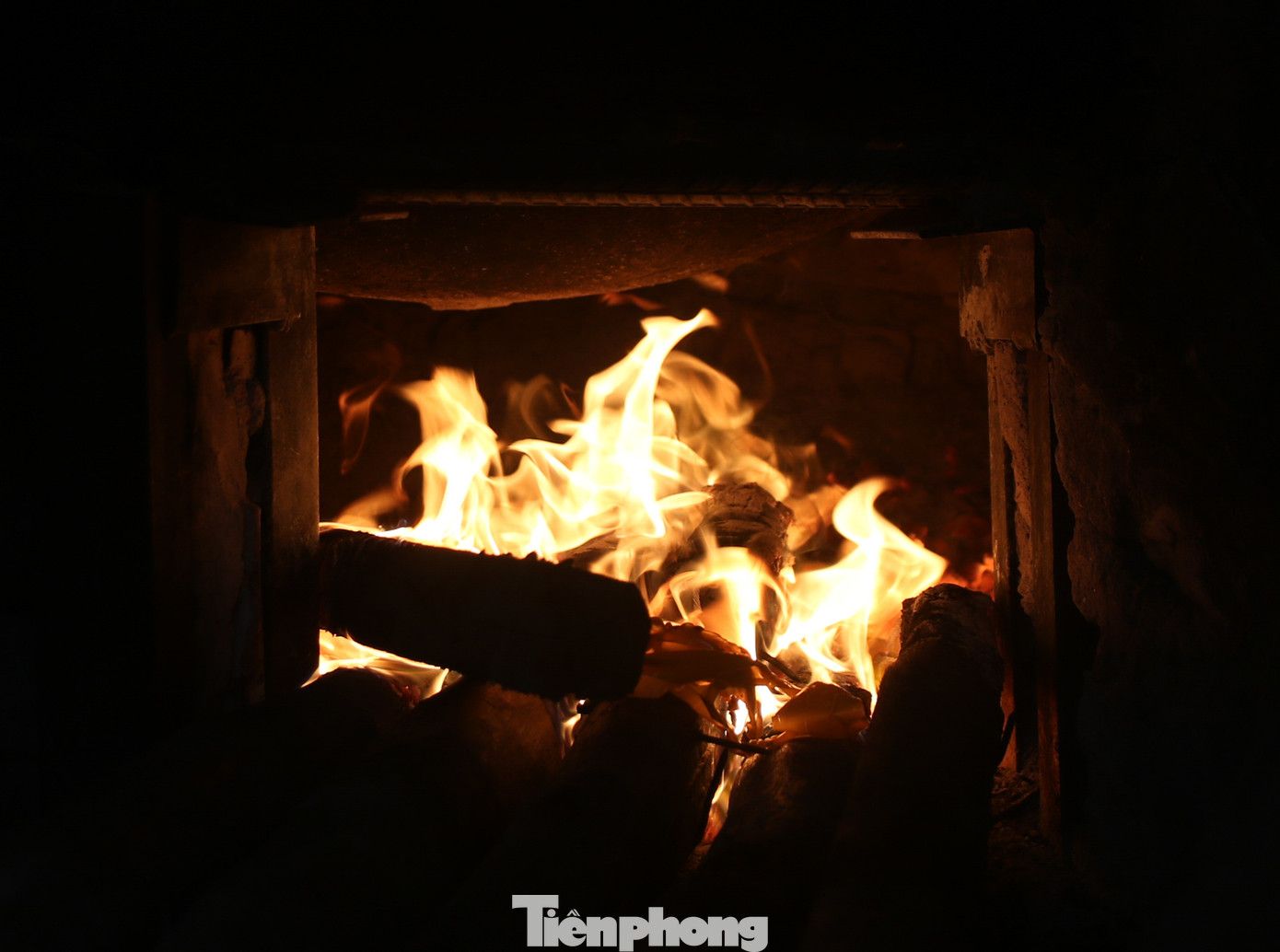 Khi rang cốm người dân trong làng đều dùng củi gỗ chứ không dùng than để cốm mới dậy mùi thơm nguyên vẹn. Lúc bắt đầu rang phải để to lửa, khi cốm tái phải giảm lửa, bởi nếu lửa to quá sẽ bị cháy và lửa nhỏ quá cốm sẽ không đạt yêu cầu dẻo. Mỗi mẻ rang kéo dài khoảng hơn 2 tiếng.