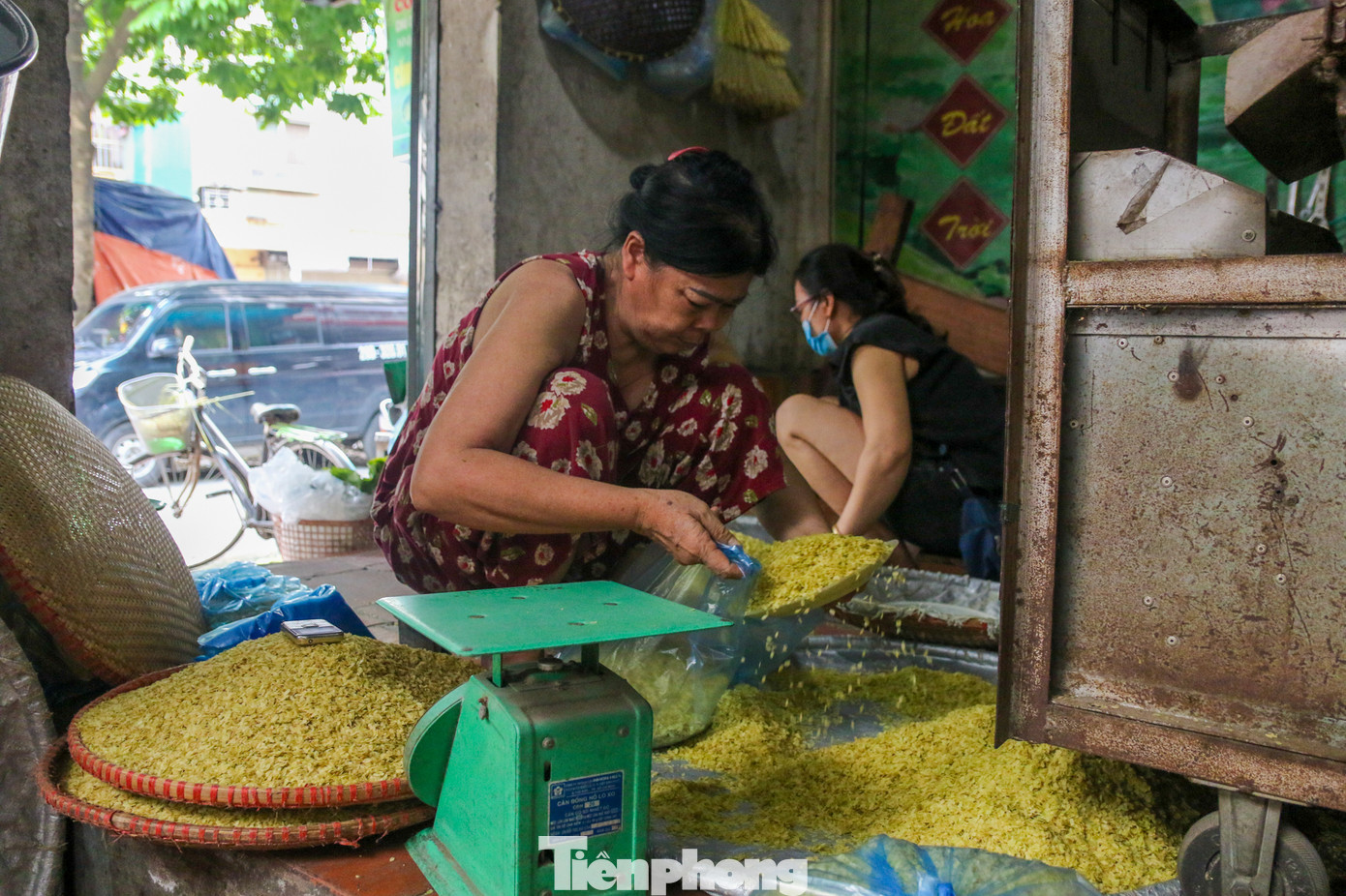 Khi bắt tay vào làm thì phải chọn thóc ngon. Sau đó là rang cốm trên bếp gang, sàng sảy và cho vào giã để cốm dẻo, đóng túi và mang ra thị trường đến tay người tiêu dùng.