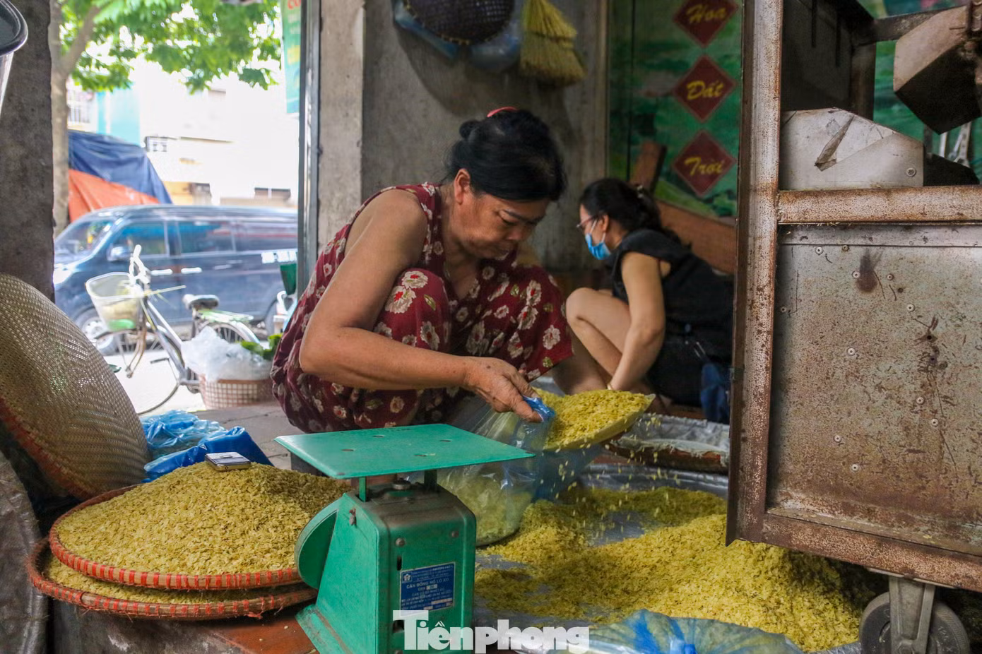 Khi bắt tay vào làm thì phải chọn thóc ngon. Sau đó là rang cốm trên bếp gang, sàng sảy và cho vào giã để cốm dẻo, đóng túi và mang ra thị trường đến tay người tiêu dùng.