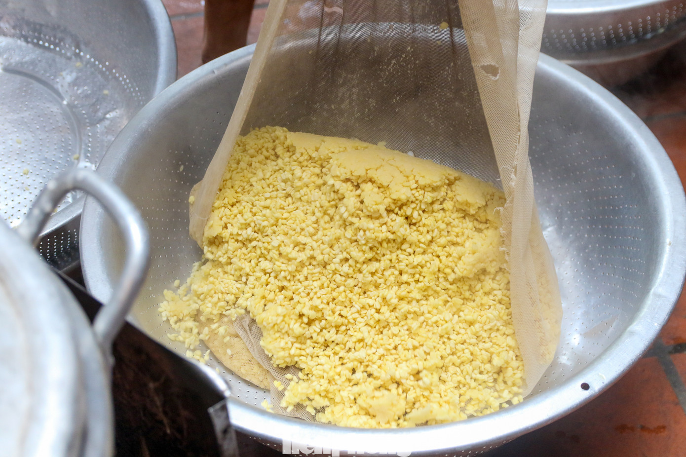 Hiện nay, các công đoạn làm cốm được làm trên máy móc giúp giảm được sức lao động, tạo ra sản phẩm nhiều mà chất lượng vẫn thơm ngon đảm bảo. Không chỉ có món cốm truyền thống, các mặt hàng như xôi cốm, bánh cốm, mochi... cũng được người tiêu dùng đón nhận nồng nhiệt.