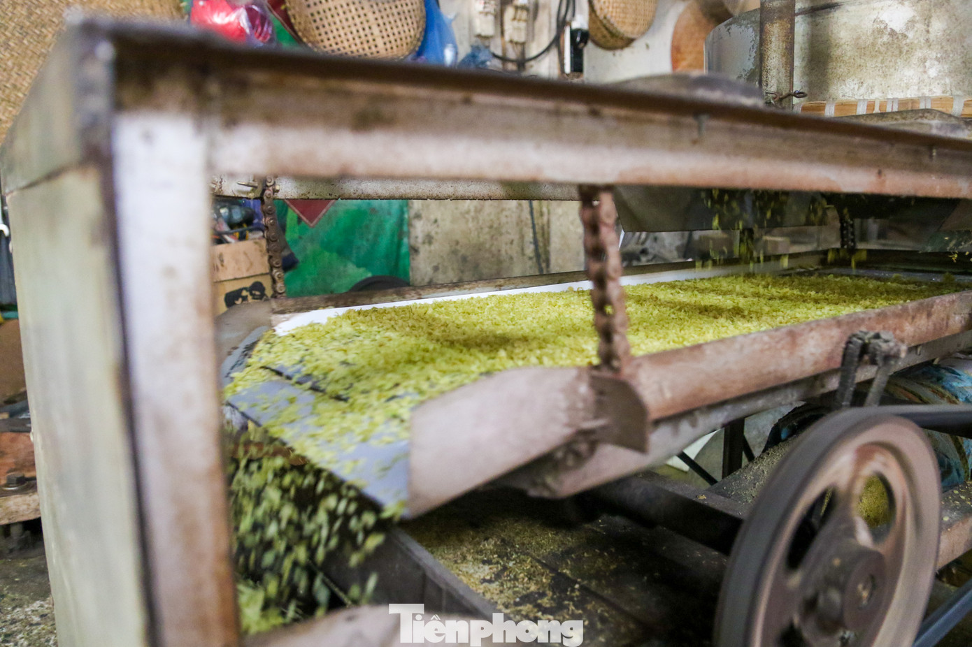 Các công đoạn để làm ra được hạt cốm khá cầu kỳ, nguyên liệu làm cốm là hạt lúa nếp. Có nhiều loại lúa nếp có thể làm cốm như lúa nếp lương phượng, lúa nếp thơm, lúa nếp tan, lúa nếp quýt, lúa nếp cái hoa vàng…