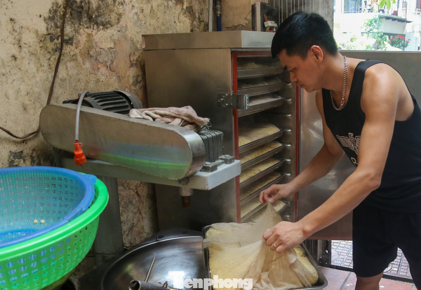 Hiện nay, các công đoạn làm cốm được làm trên máy móc giúp giảm được sức lao động, tạo ra sản phẩm nhiều mà chất lượng vẫn thơm ngon đảm bảo. Không chỉ có món cốm truyền thống, các mặt hàng như xôi cốm, bánh cốm, mochi... cũng được người tiêu dùng đón nhận nồng nhiệt.