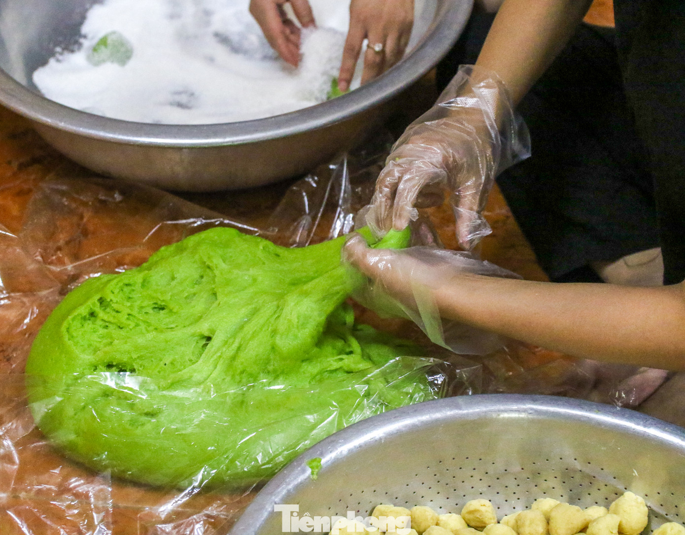 Cốm làng Vòng, cốm Mễ Trì giờ đây đã trở thành món ăn không thể thiếu của văn hóa ẩm thực Việt Nam, trở thành món quà tao nhã nức tiếng gần xa của Thủ đô.