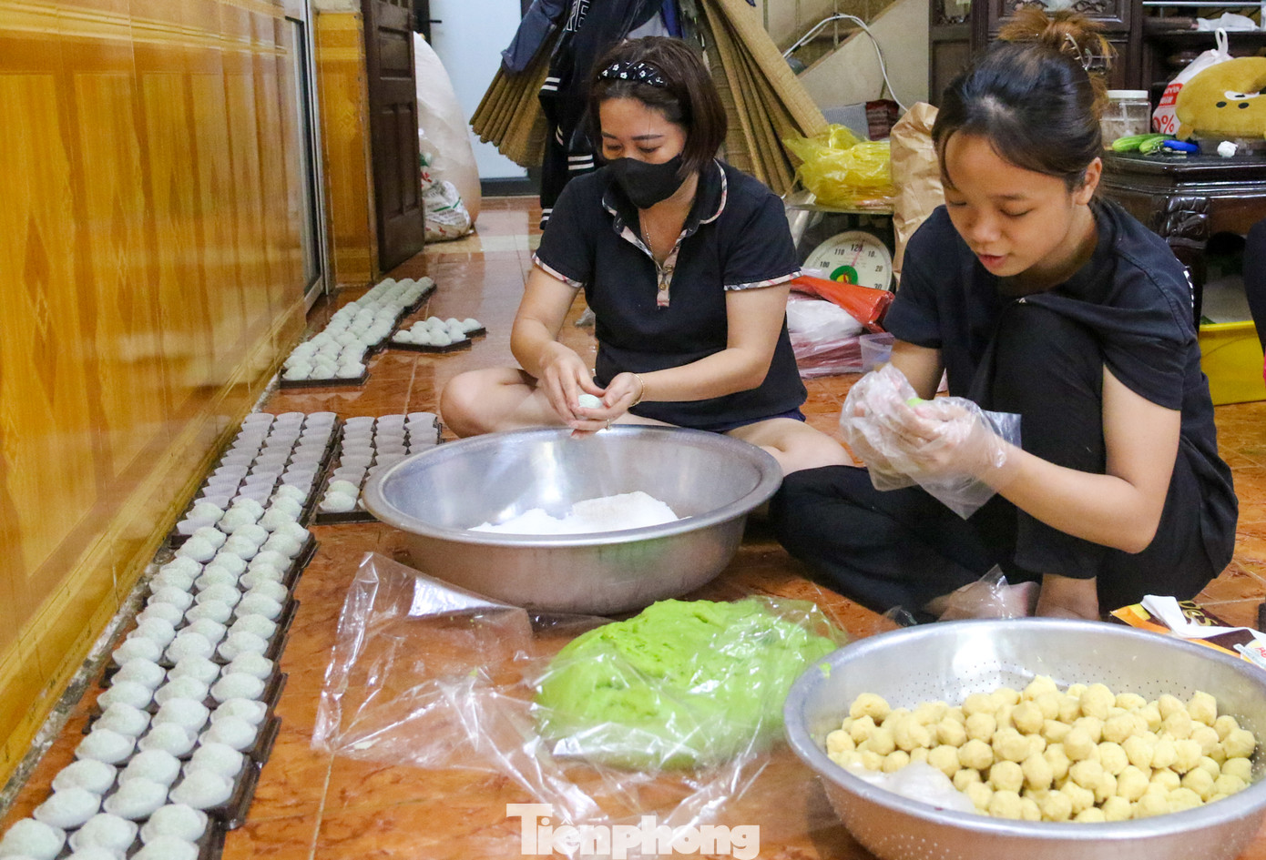 Cốm làng Vòng, cốm Mễ Trì giờ đây đã trở thành món ăn không thể thiếu của văn hóa ẩm thực Việt Nam, trở thành món quà tao nhã nức tiếng gần xa của Thủ đô.
