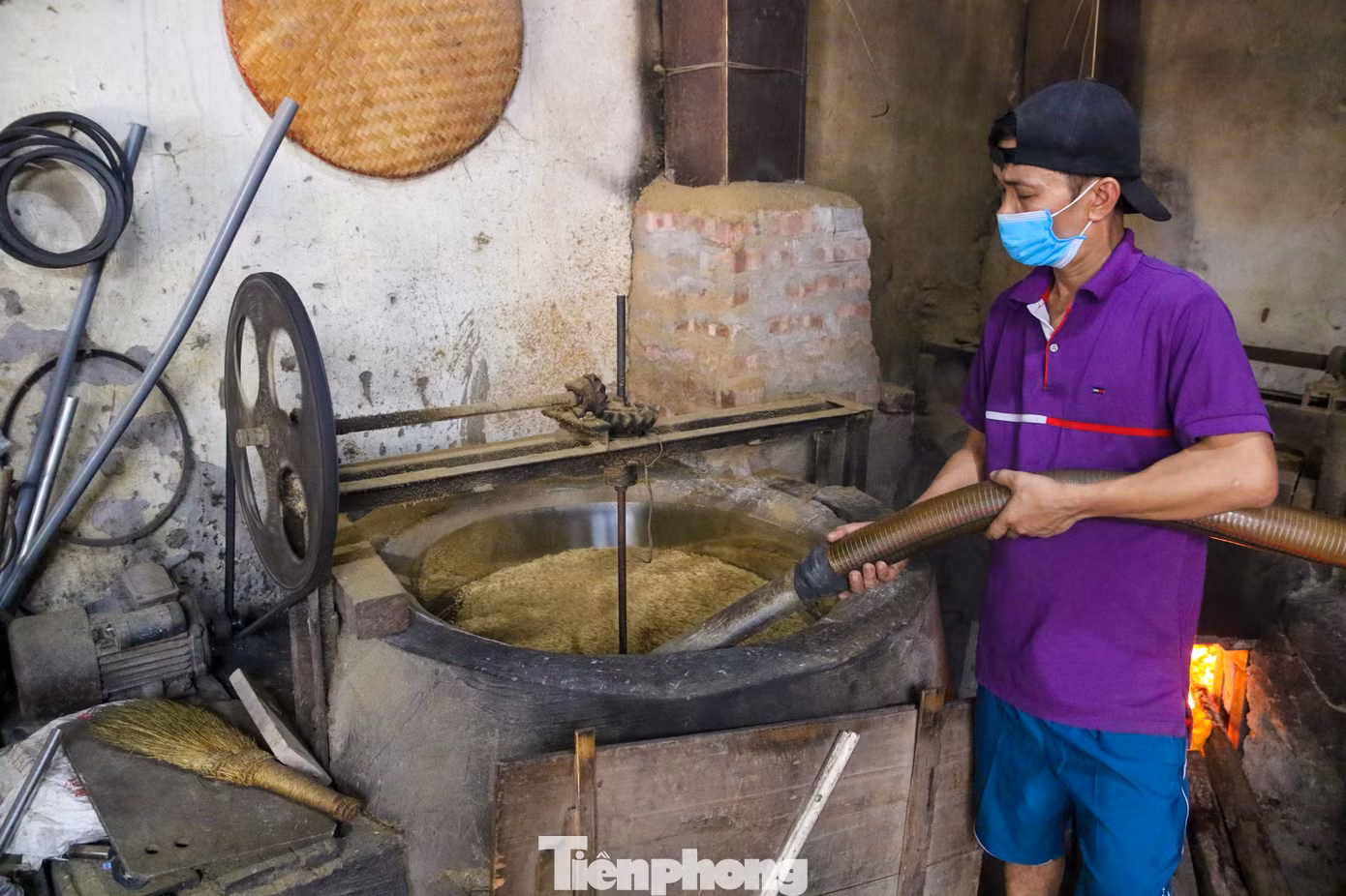 Khi rang cốm người dân trong làng đều dùng củi gỗ chứ không dùng than để cốm mới dậy mùi thơm nguyên vẹn. Lúc bắt đầu rang phải để to lửa, khi cốm tái phải giảm lửa, bởi nếu lửa to quá sẽ bị cháy và lửa nhỏ quá cốm sẽ không đạt yêu cầu dẻo. Mỗi mẻ rang kéo dài khoảng hơn 2 tiếng.