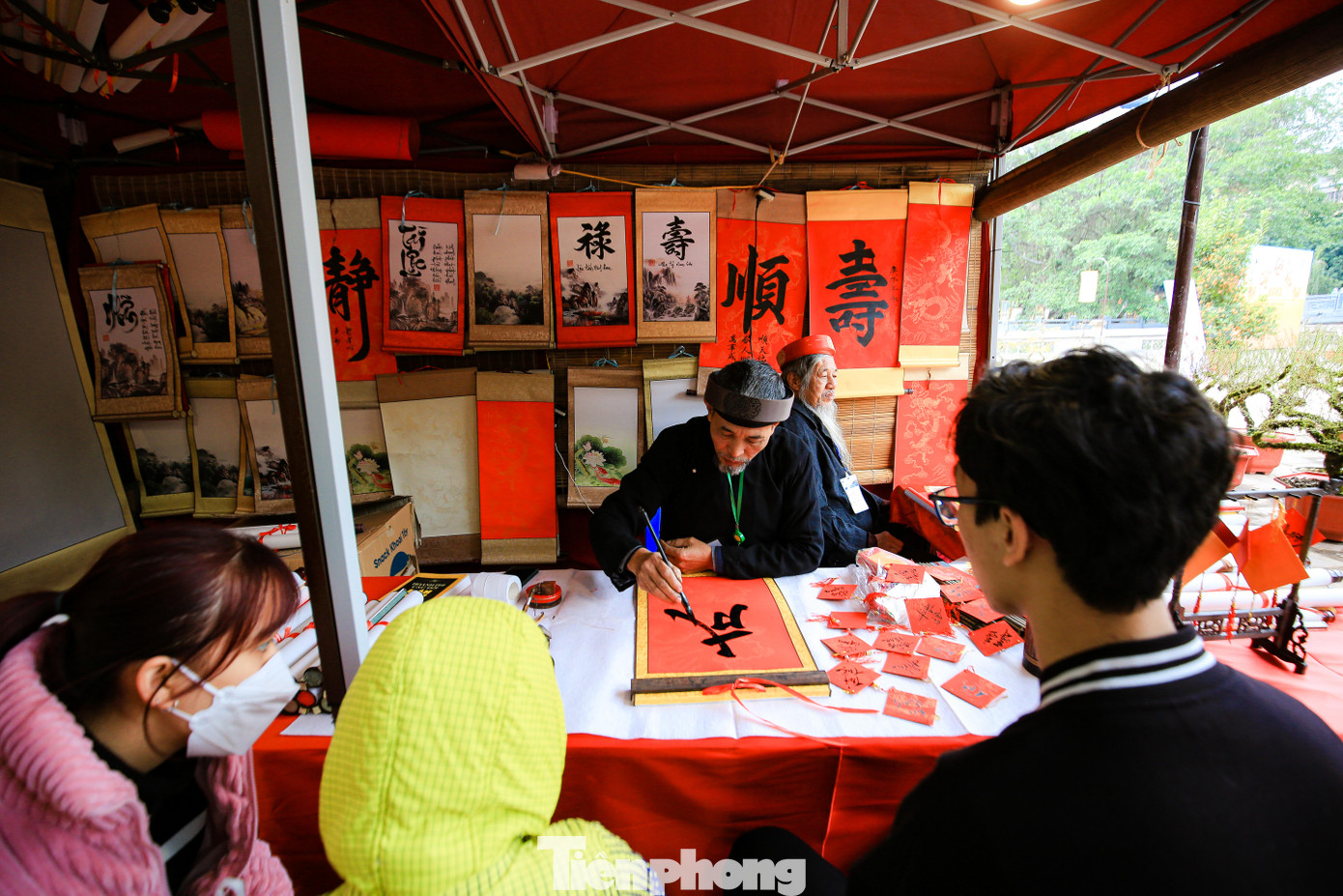 Hội chữ Xuân Quý Mão 2023 với chủ đề "Sư đạo tôn nghiêm", đề cao truyền thống hiếu học, tôn sư trọng đạo của dân tộc. Hội chữ Xuân bắt đầu diễn ra từ ngày 15/1 - 29/1. Riêng ngày 30 Tết, Hội chữ Xuân Quý Mão 2023 mở cửa đón Giao thừa đến 2h sáng hôm sau. Các ngày mùng 1, mùng 2 và mùng 3 Tết mở cửa đến 22h. Hội chữ Xuân Quý Mão 2023 với chủ đề "Sư đạo tôn nghiêm", đề cao truyền thống hiếu học, tôn sư trọng đạo của dân tộc. Hội chữ Xuân bắt đầu diễn ra từ ngày 15/1 - 29/1. Riêng ngày 30 Tết, Hội chữ Xuân Quý Mão 2023 mở cửa đón Giao thừa đến 2h sáng hôm sau. Các ngày mùng 1, mùng 2 và mùng 3 Tết mở cửa đến 22h.