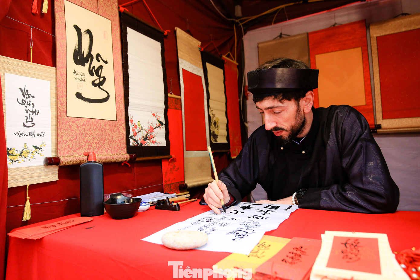 Đây cũng là người nước ngoài đầu tiên tham gia hội chữ xuân. Đây cũng là người nước ngoài đầu tiên tham gia hội chữ xuân.