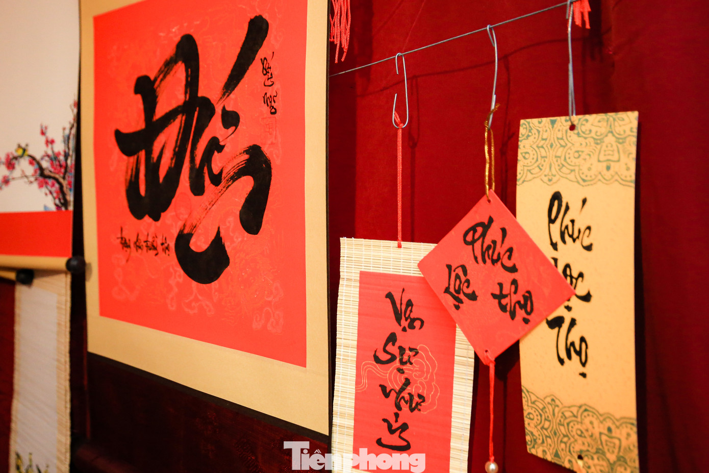 Những nét chữ ấn tượng thu hút nhiều người dân dừng chân tại quầy cho chữ của anh Giang. Những nét chữ ấn tượng thu hút nhiều người dân dừng chân tại quầy cho chữ của anh Giang.
