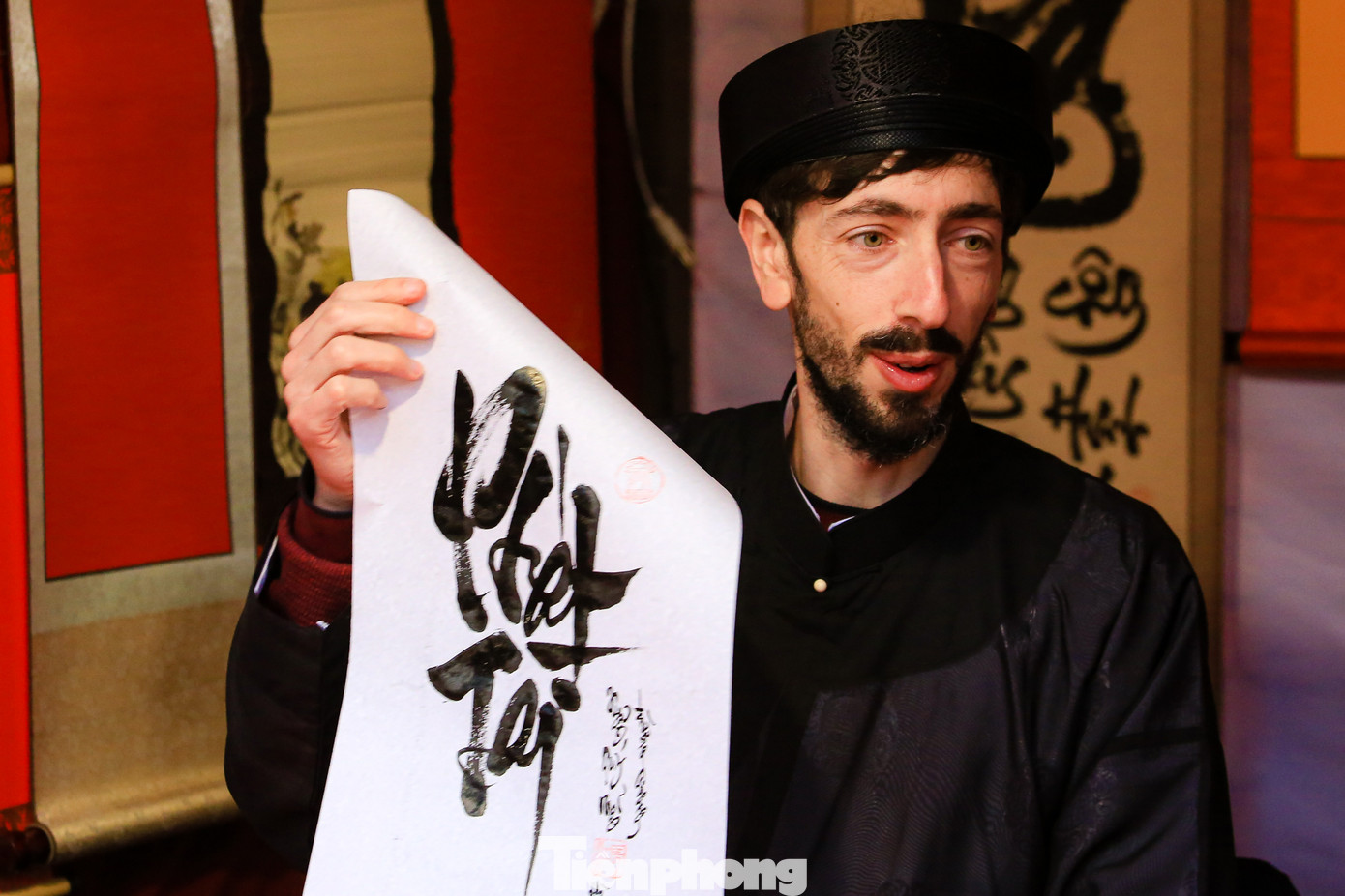 Ngoài cho chữ, Grill còn có một tác phẩm thư pháp chữ quốc ngữ được chọn cùng 39 tác phẩm khác tham gia triển lãm thư pháp. Ngoài cho chữ, Grill còn có một tác phẩm thư pháp chữ quốc ngữ được chọn cùng 39 tác phẩm khác tham gia triển lãm thư pháp.