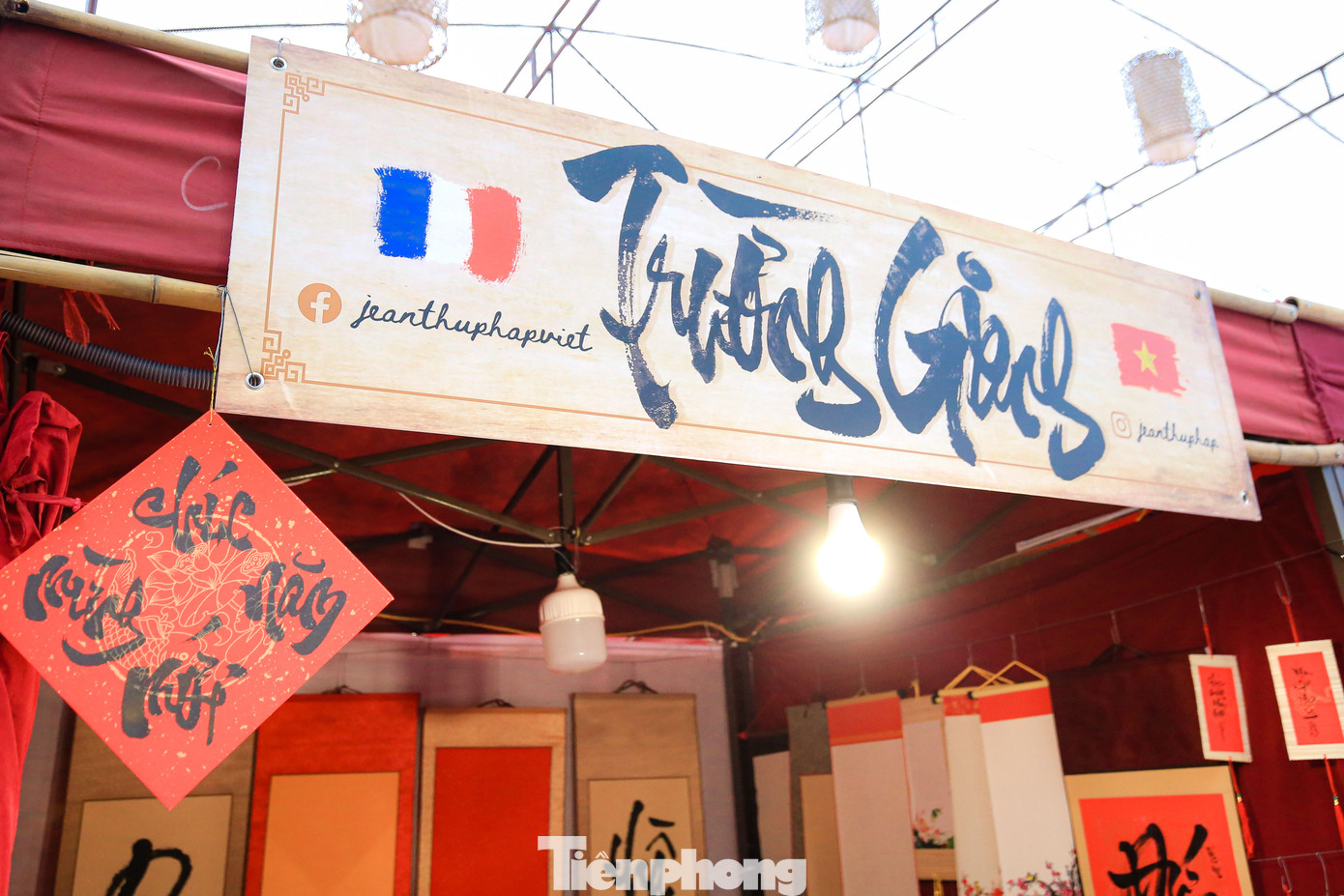 Tại ngày khai mạc Hội chữ xuân Quý Mão 2023, trong số 50 ông đồ đến từ ba miền của đất nước tham gia cho chữ tại khu vực hồ Văn thuộc di tích quốc gia Văn Miếu - Quốc Tử Giám (Hà Nội) có một ông đồ Pháp lần đầu tham gia. Tại ngày khai mạc Hội chữ xuân Quý Mão 2023, trong số 50 ông đồ đến từ ba miền của đất nước tham gia cho chữ tại khu vực hồ Văn thuộc di tích quốc gia Văn Miếu - Quốc Tử Giám (Hà Nội) có một ông đồ Pháp lần đầu tham gia.